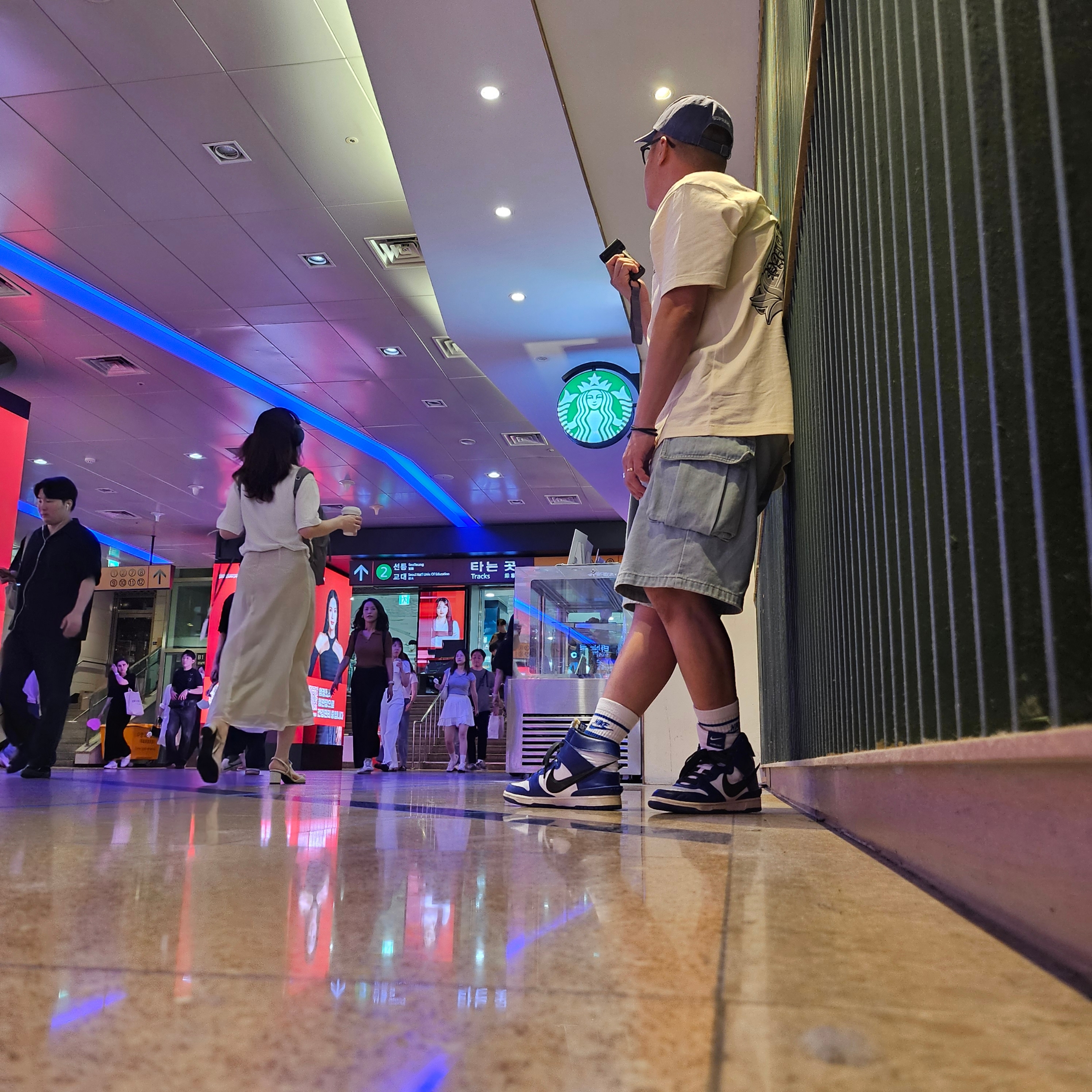 Palace Tri-OG T-Shirt Soft White - 24SS, Nike x Ambush Dunk High Deep Royal Blue 착용 스타일 - 2