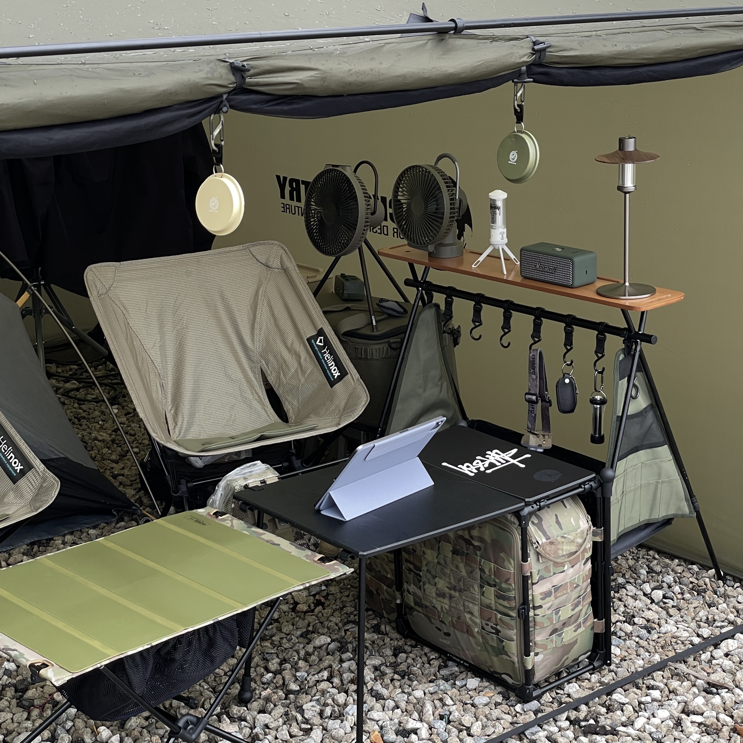 Helinox Tactical Field Office M Multicam, Salomon XT-6 Gore-Tex Black Ebony 착용 스타일 - 2