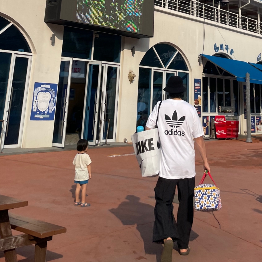 Adidas Trefoil Essentials T-Shirt White - KR Sizing, Adidas Adicolor Contempo Bucket Hat Black 착용 스타일