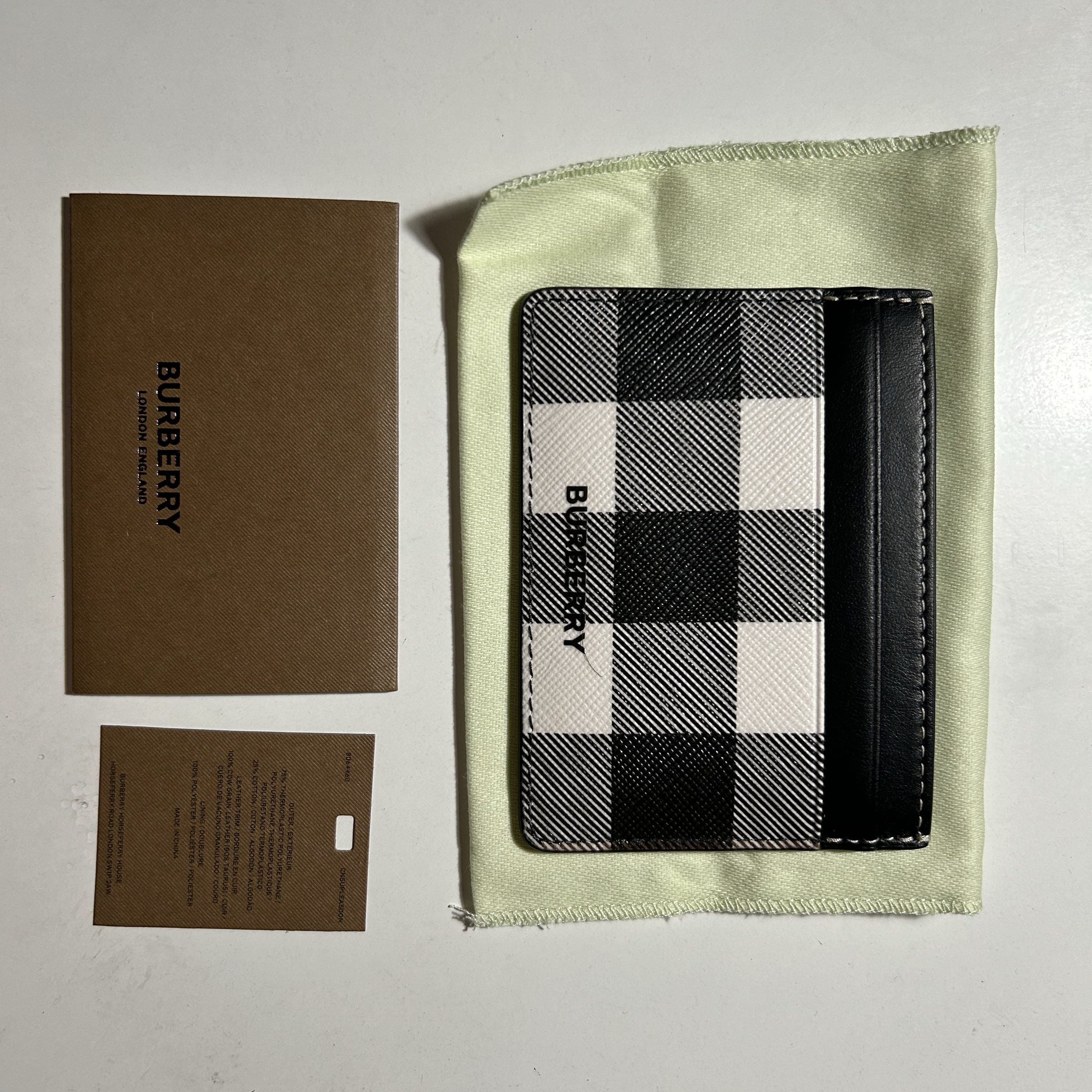 Burberry Exaggerated Check and Leather Card Case Dark Birch Brown 착용 스타일