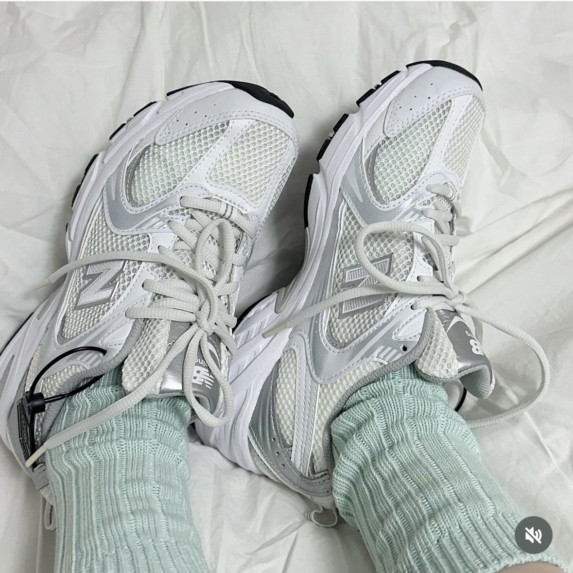 New Balance 530 Munsell White Silver Metallic 착용 스타일 - 1