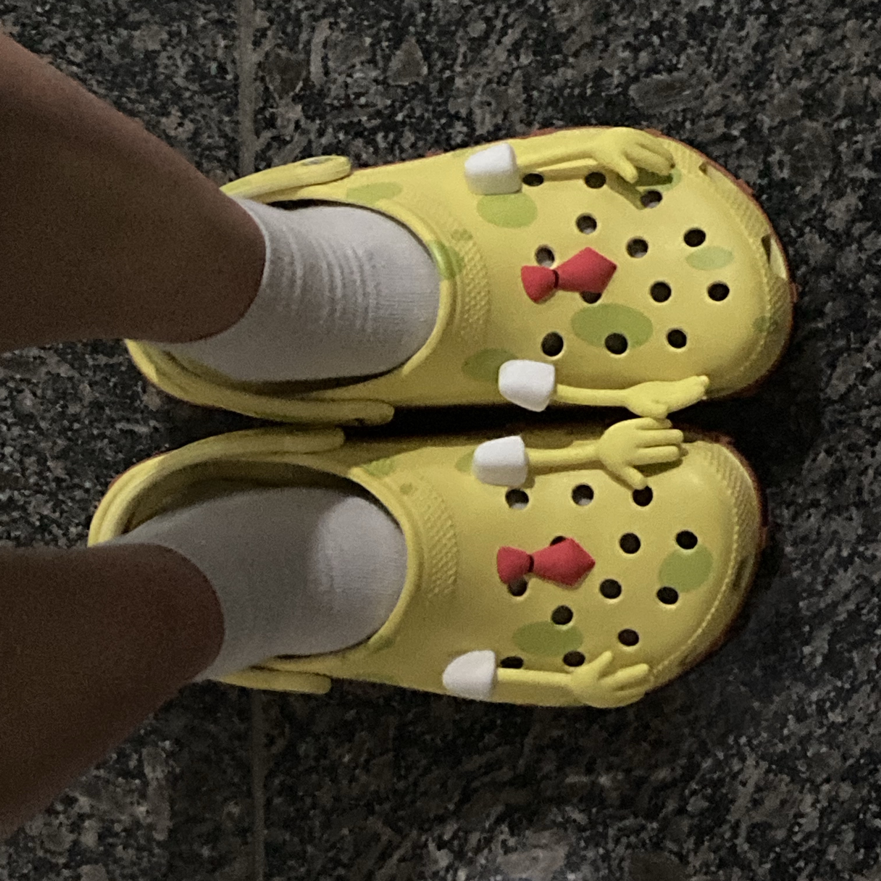 Crocs x Spongebob Classic Clog Banana 착용 스타일