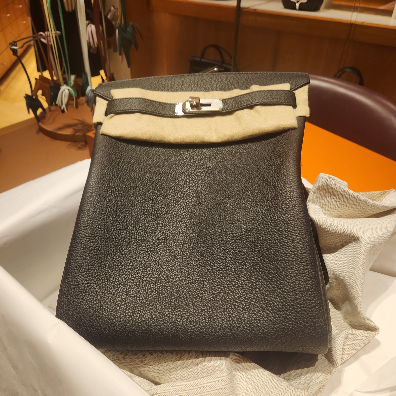 Hermes Hac a Dos GM Backpack Togo & Palladium Noir 착용 스타일