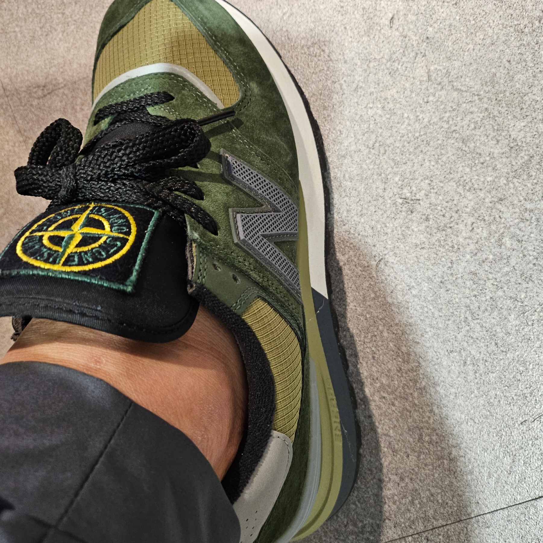 New Balance x Stone Island 574 Legacy Dark Green 착용 스타일 - 2