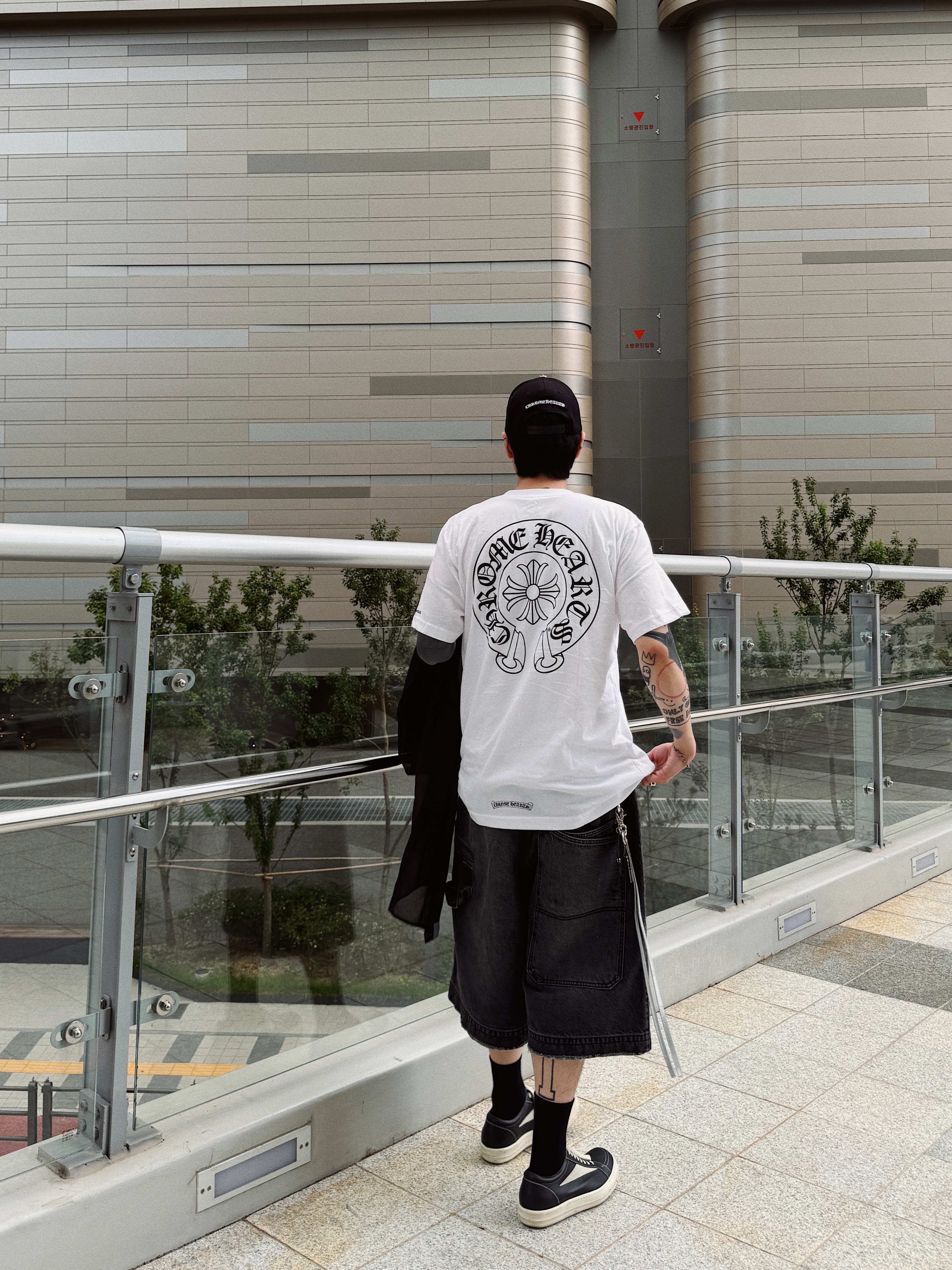 Chrome Hearts Horseshoe Logo Pocket T-Shirt White, ETCE Denim Bermuda Shorts Black 착용 스타일 - 2