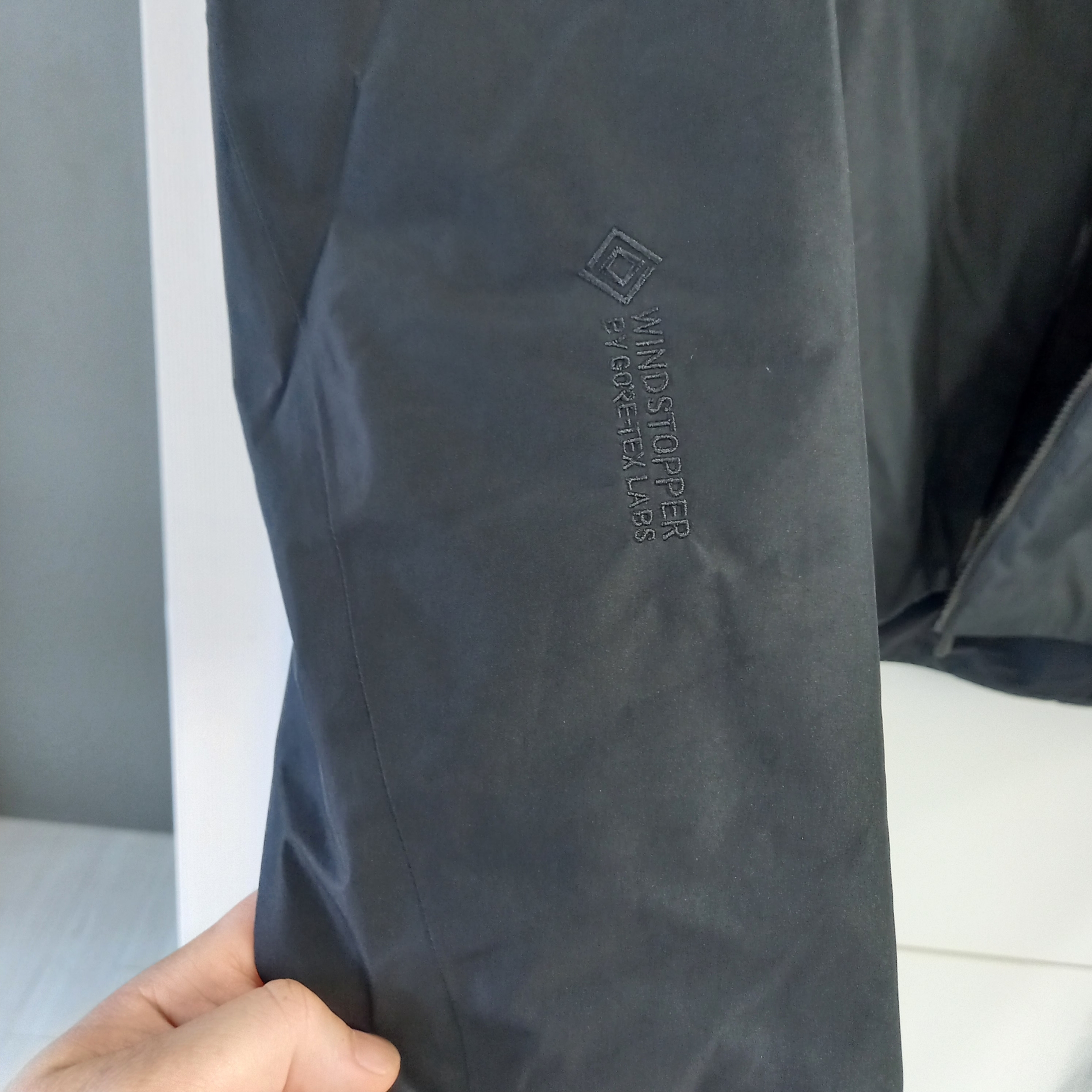 Arc'teryx Solano Insulated Hoody Black Graphite, Arc'teryx Solano Insulated Hoody Black Graphite 착용 스타일 - 5