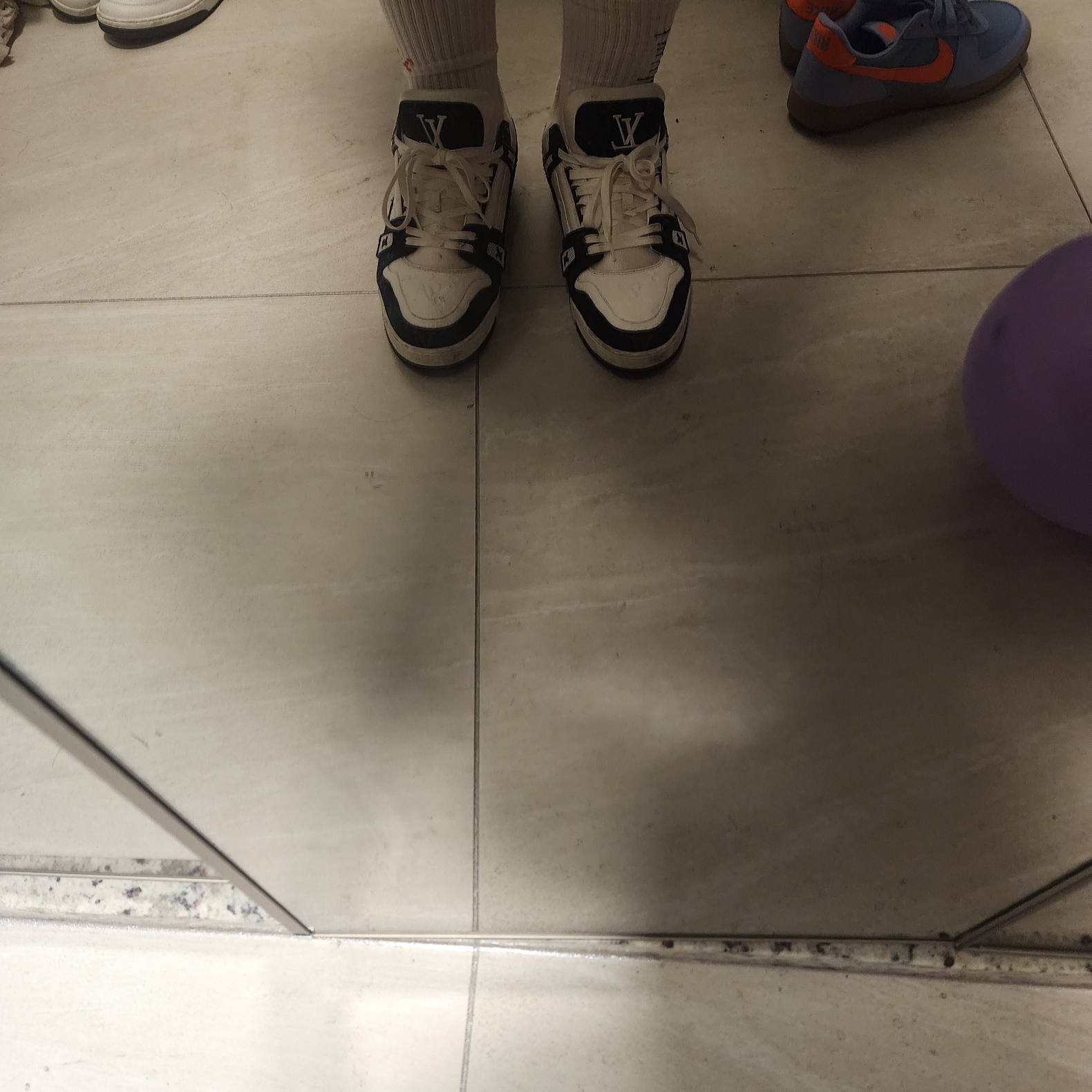 Louis Vuitton LV Trainer Sneakers Monogram Denim Black, Nike Field General 82 SP Aluminum and Total Orange 착용 스타일 - 3