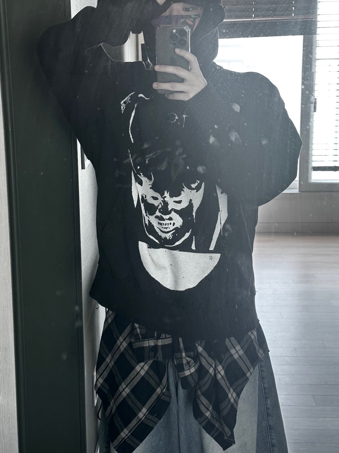 Thug Club Satan Hoodie Sweat Black White 착용 스타일