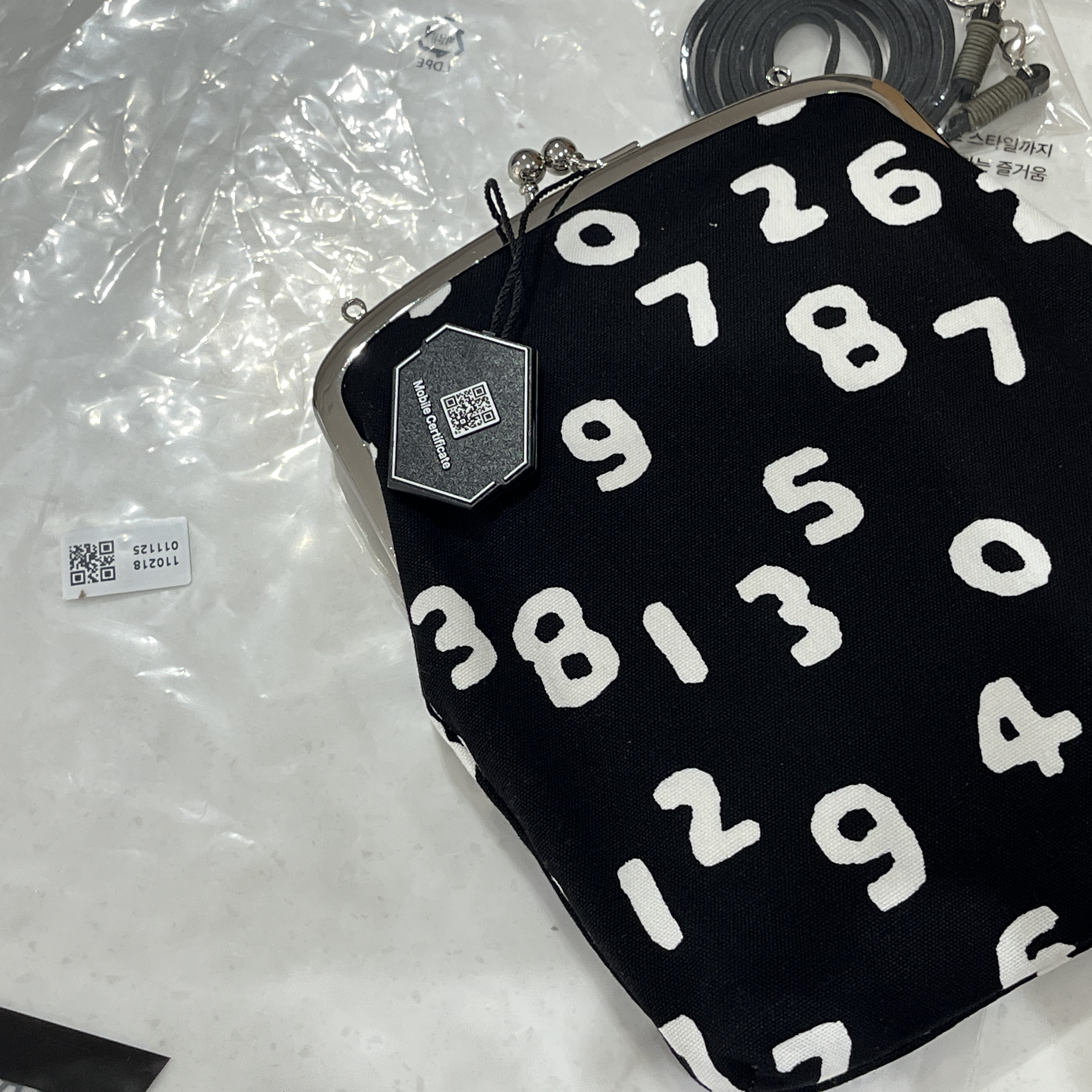 Sou Sou Canvas Soft Gamaguchi Bag Large Black (with 110cm Black Leather Strap) 착용 스타일 - 1