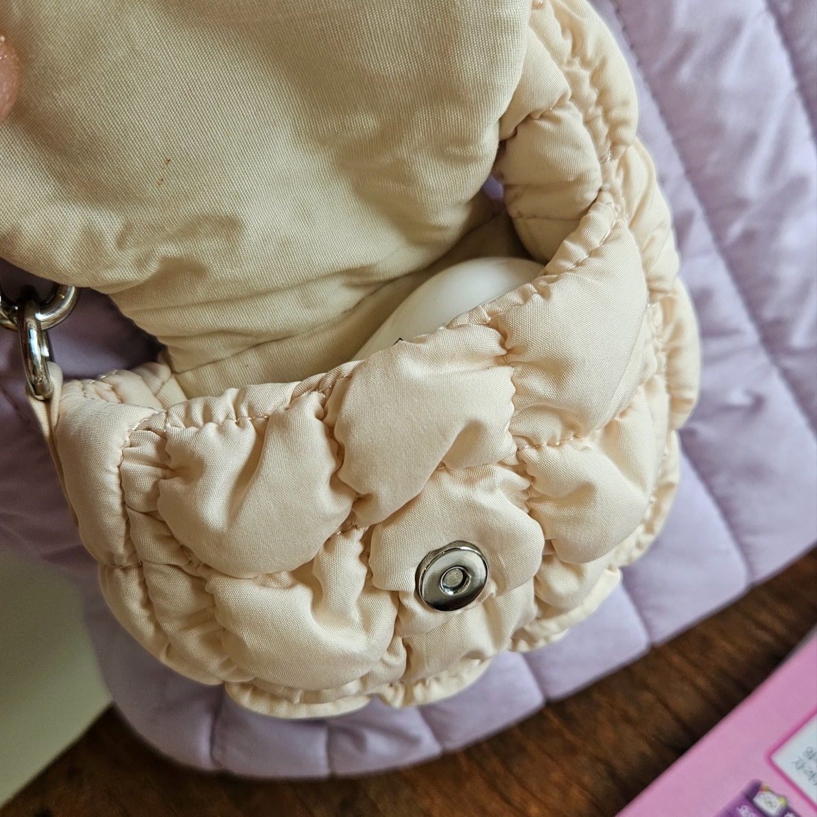 COS Quilted Nano Bag Beige 착용 스타일 - 4