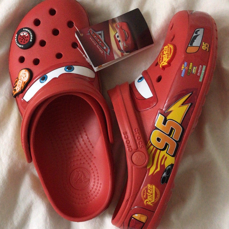 Crocs x Cars Classic Clog Lightning McQueen 착용 스타일