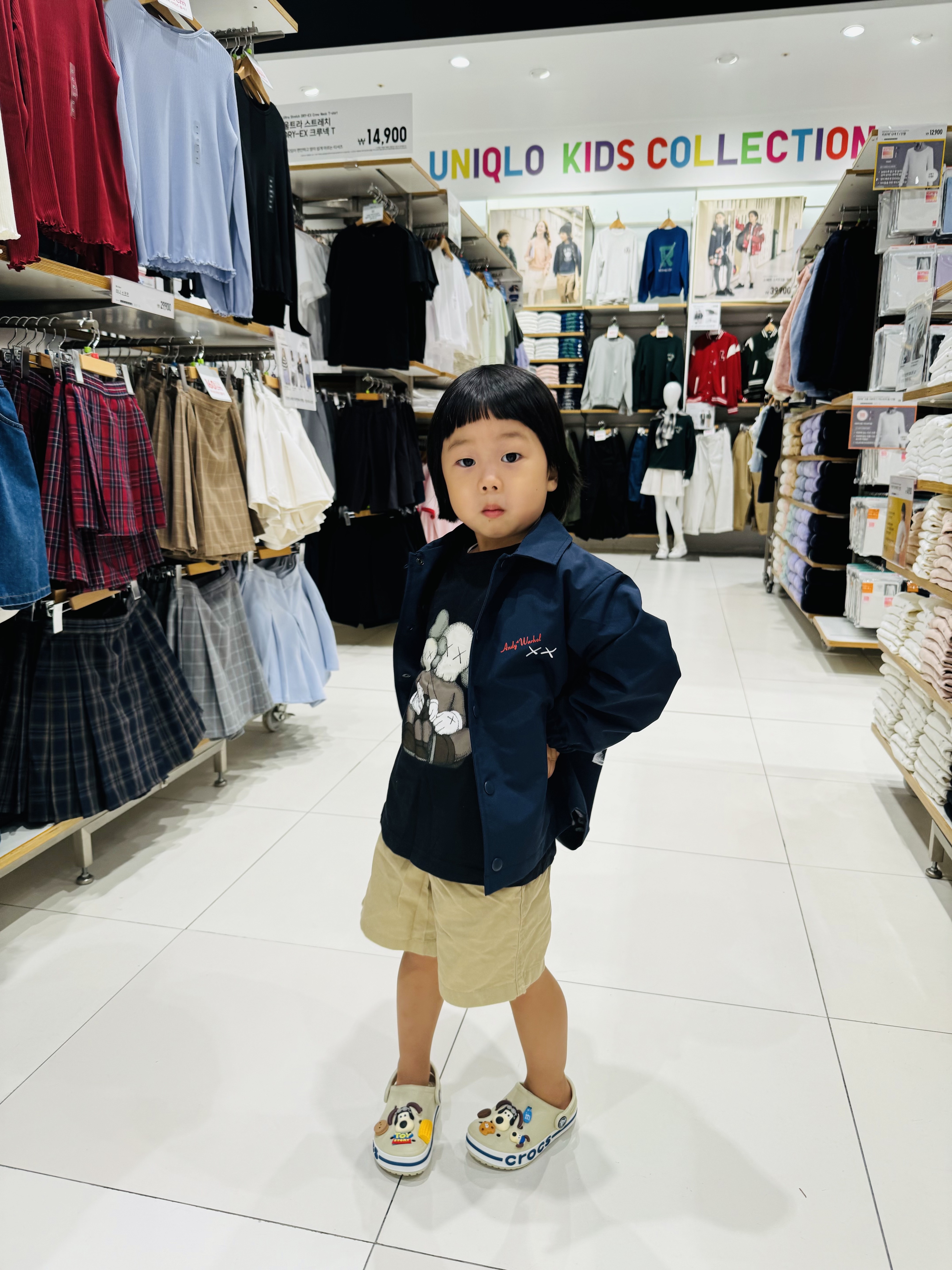 Uniqlo UT x Kaws x Warhol Coach Jacket Navy, (Kids) Uniqlo UT x Kaws Short Sleeve Graphic T-Shirt Black 착용 스타일 - 2