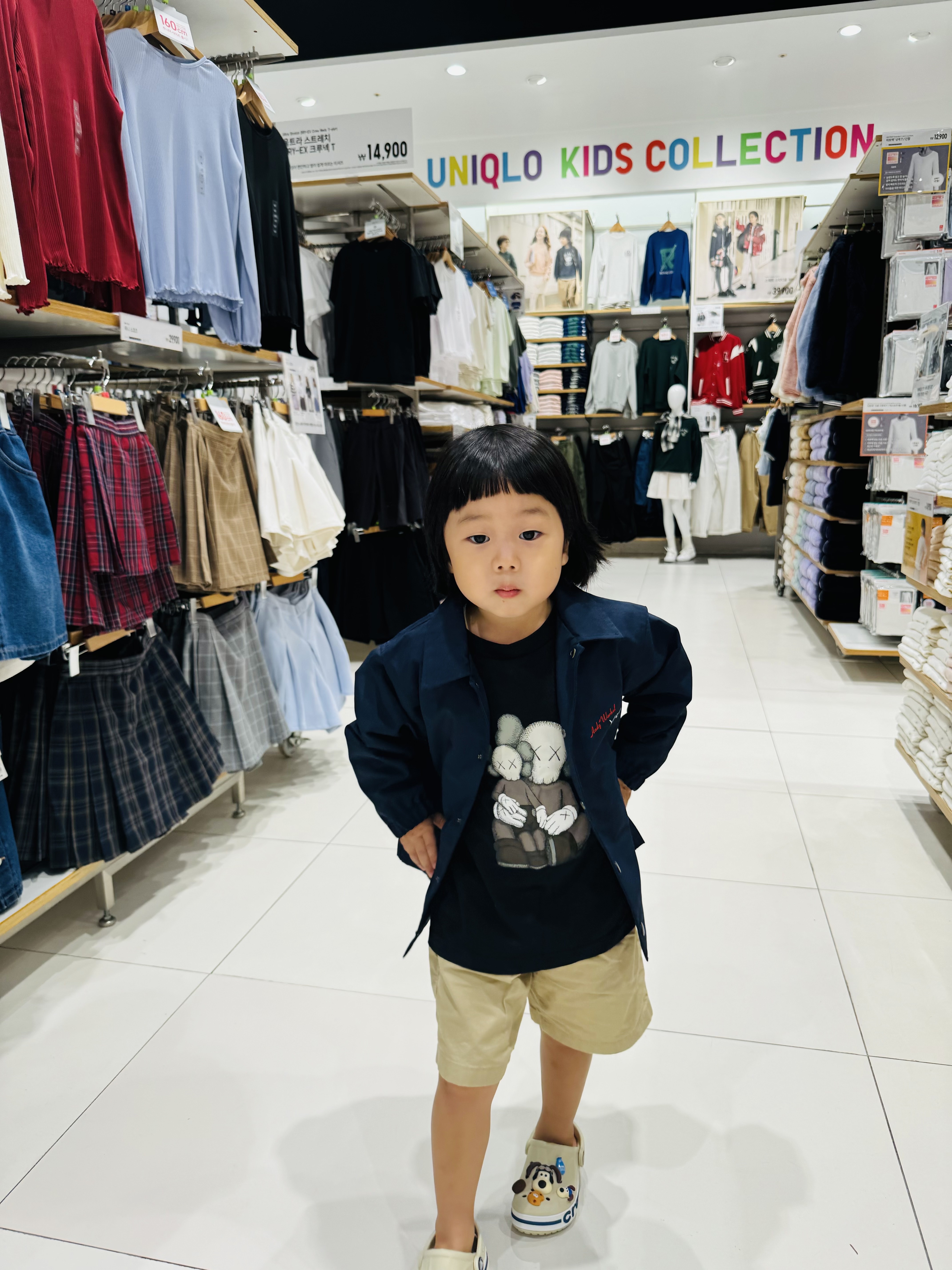 Uniqlo UT x Kaws x Warhol Coach Jacket Navy, (Kids) Uniqlo UT x Kaws Short Sleeve Graphic T-Shirt Black 착용 스타일 - 3