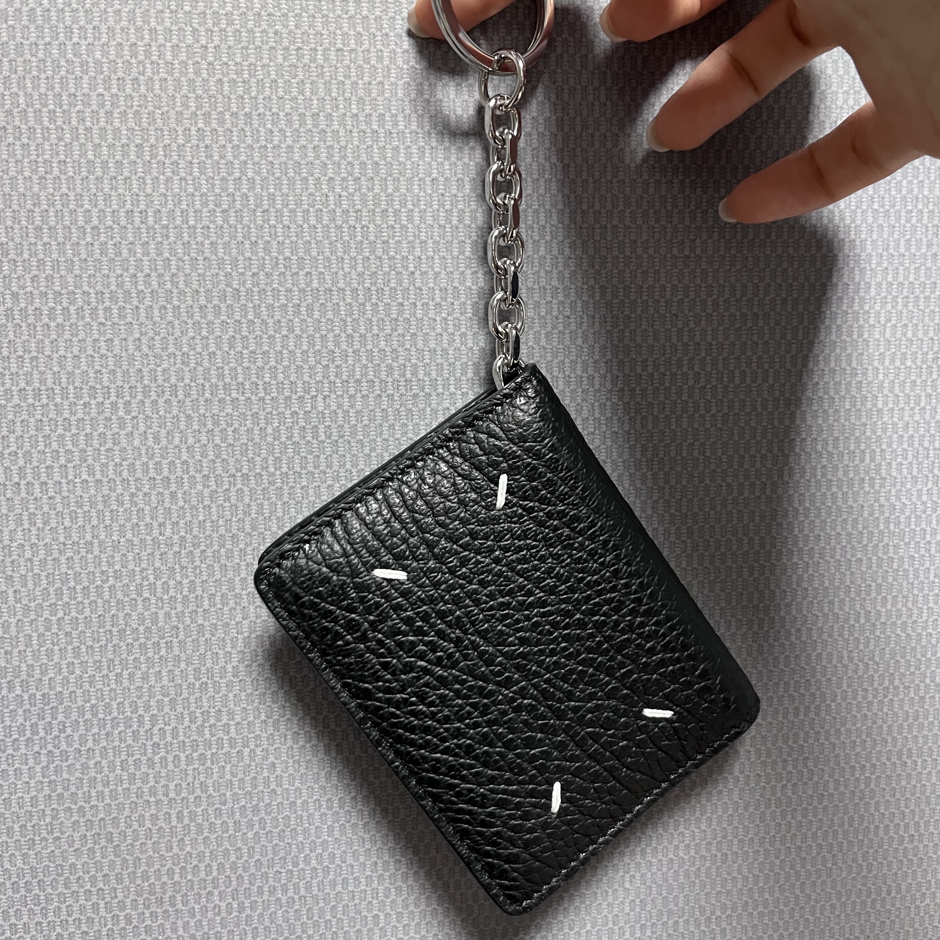 Maison Margiela Keyring Wallet Black 착용 스타일 - 1