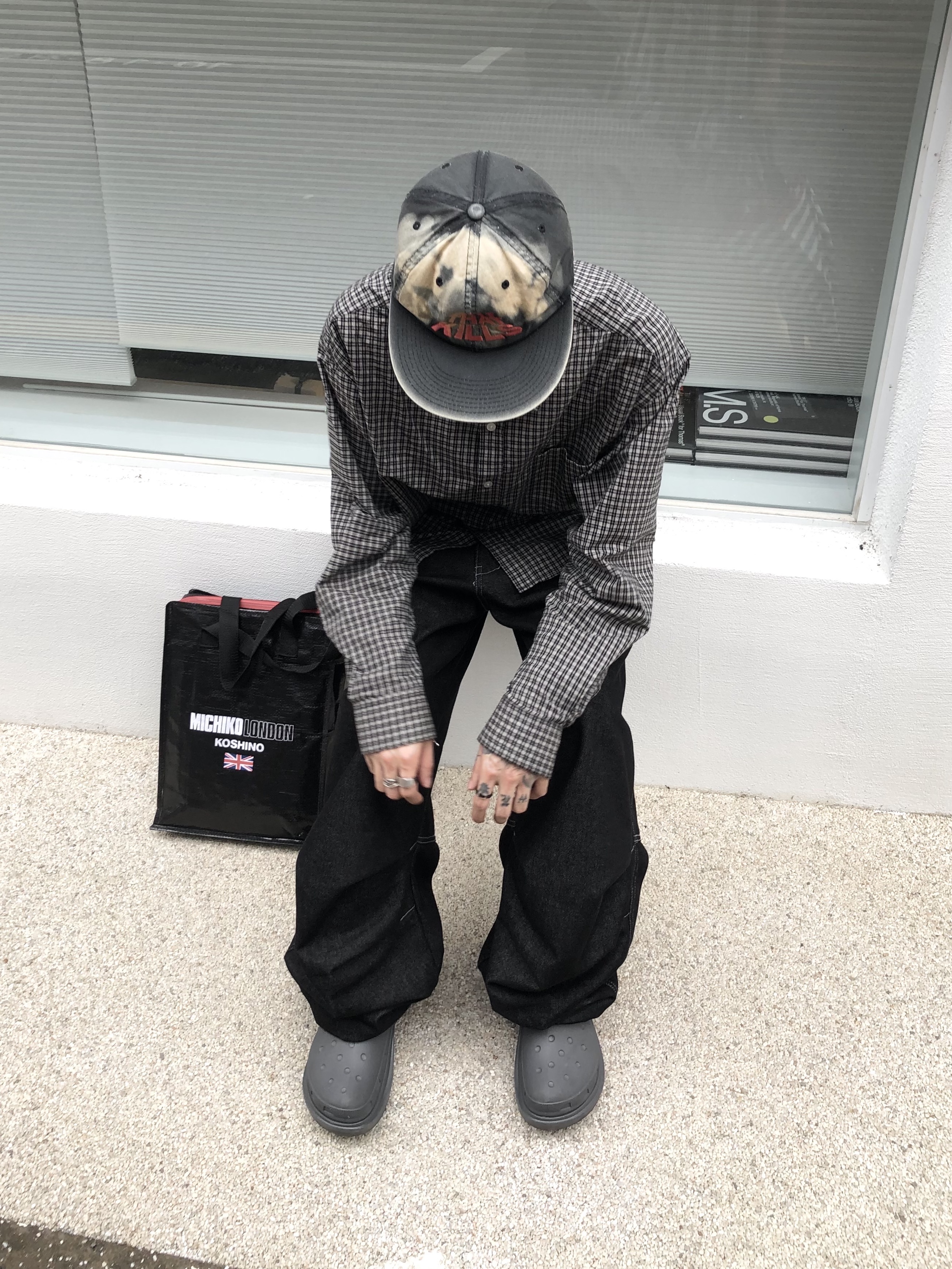 Gallery Dept. ATK Sun Faded Cap Sun Faded Black, Balenciaga x Crocs Rubber Boot Black 착용 스타일 - 1