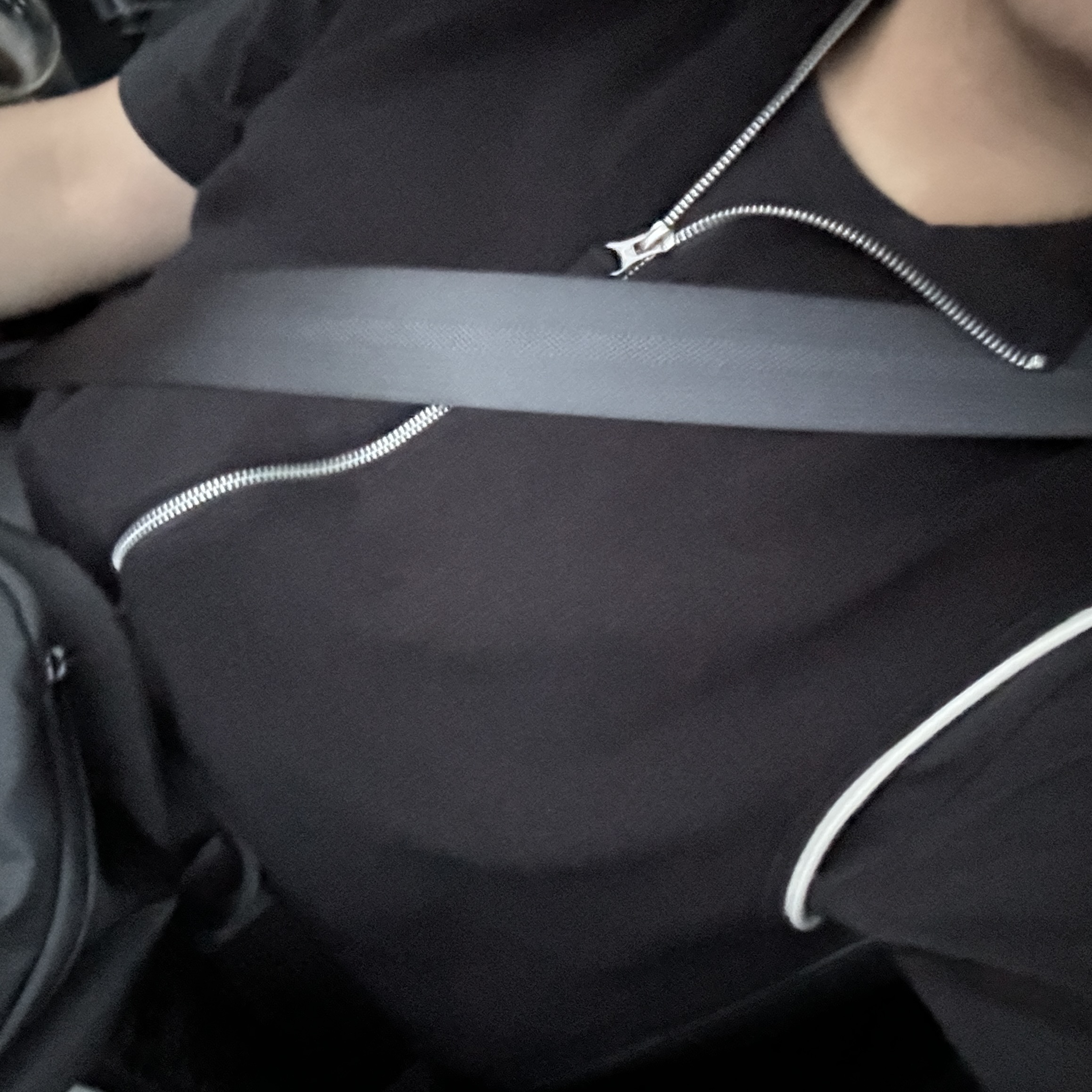 (W) Matin Kim Spell Point Stripe Knit Vest Black 착용 스타일