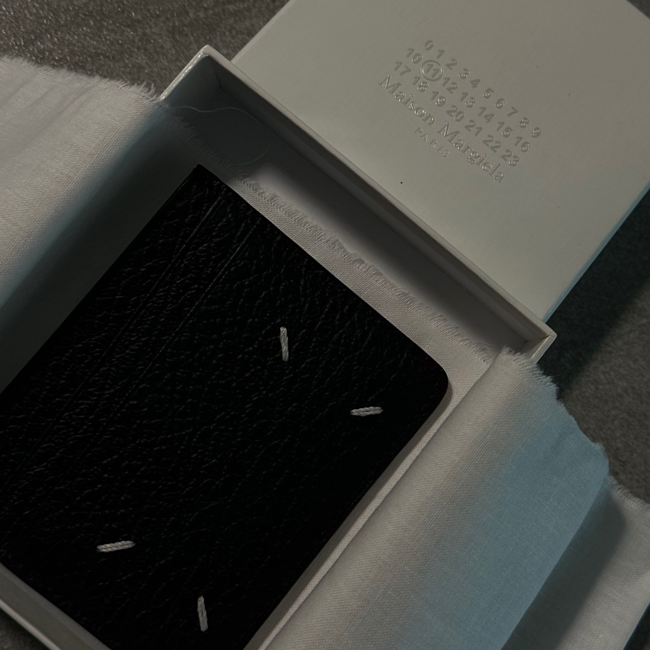 Maison Margiela Stitch Card Holder Black 착용 스타일