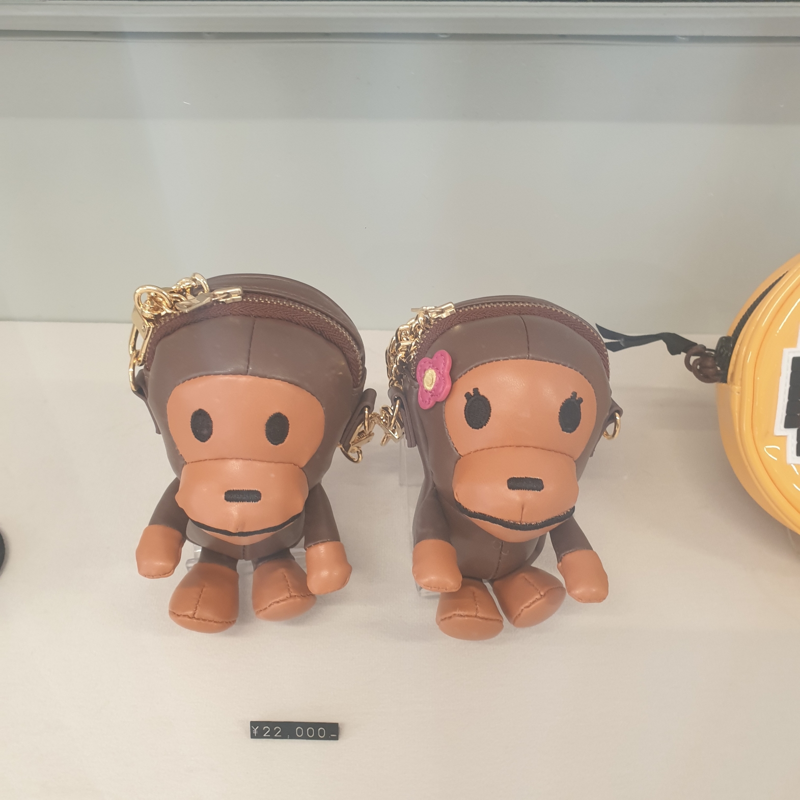 (W) BAPE Baby Lisa Plush Doll Chain Shoulder Bag Brown 착용 스타일