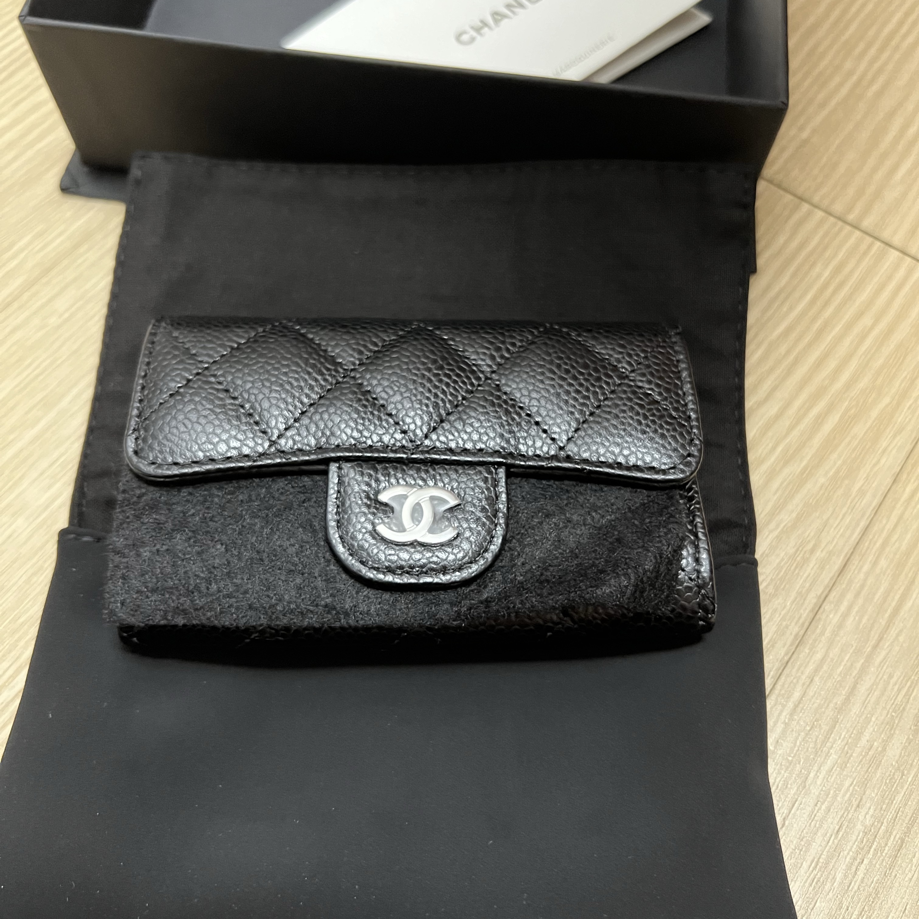 Chanel Classic Card Holder Grained Calfskin & Silver Black 착용 스타일 - 5