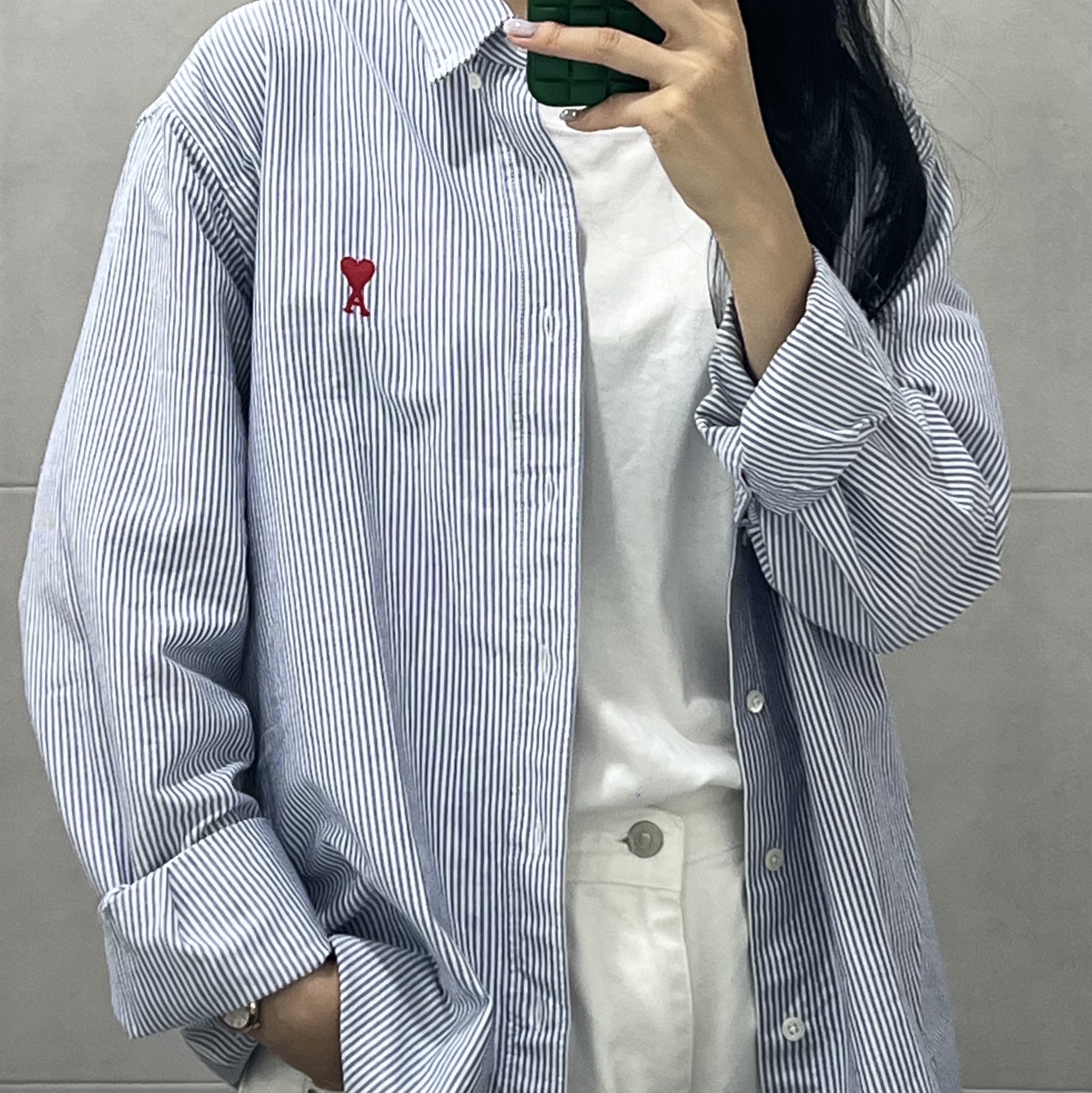 AMI de Coeur Striped Button-Down Shirt Nautic Blue Natural White 착용 스타일 - 2