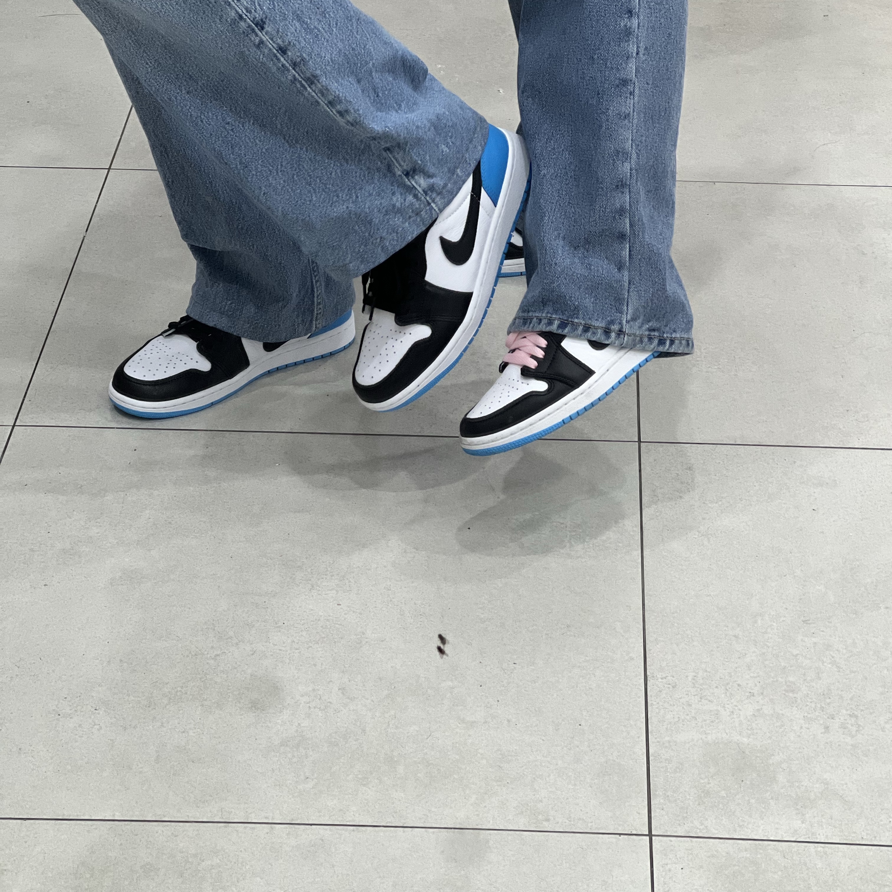 Jordan 1 Retro Low OG Black and Dark Powder Blue 착용 스타일