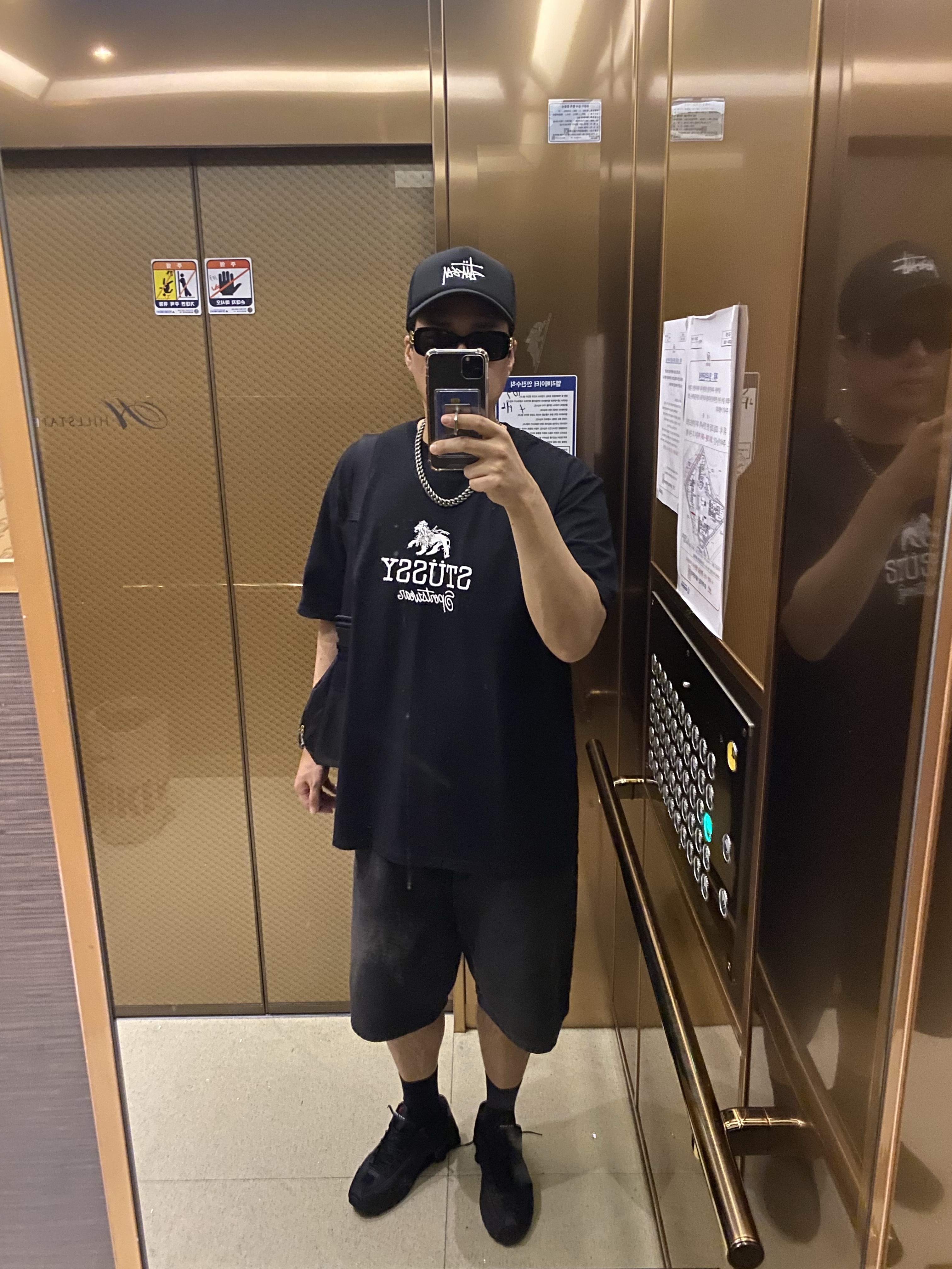 Stussy Sportswear T-Shirt Black, Stussy Basic Trucker Cap Black 착용 스타일