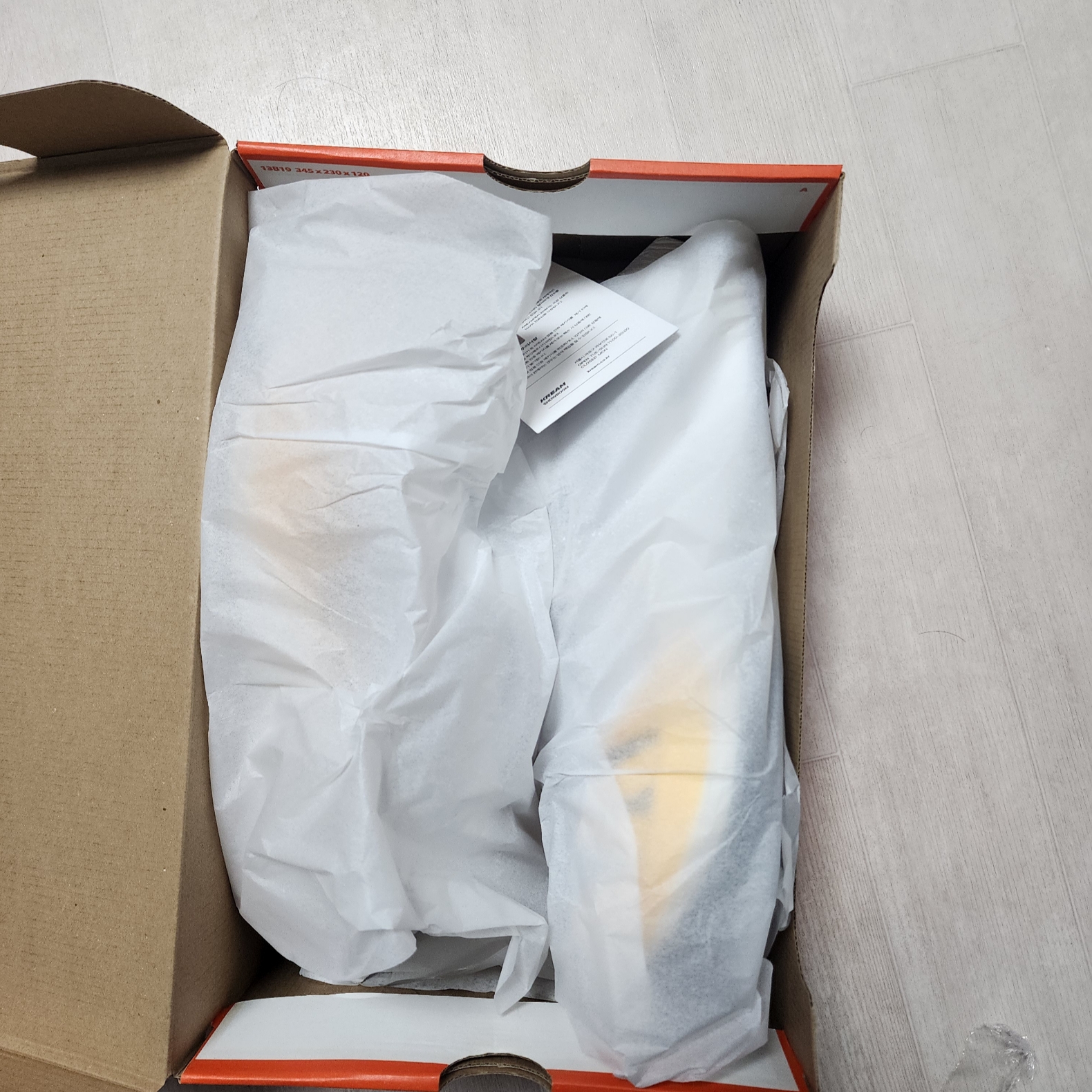 Nike ZoomX Vaporfly Next% 2 BRS White University Gold 착용 스타일 - 3
