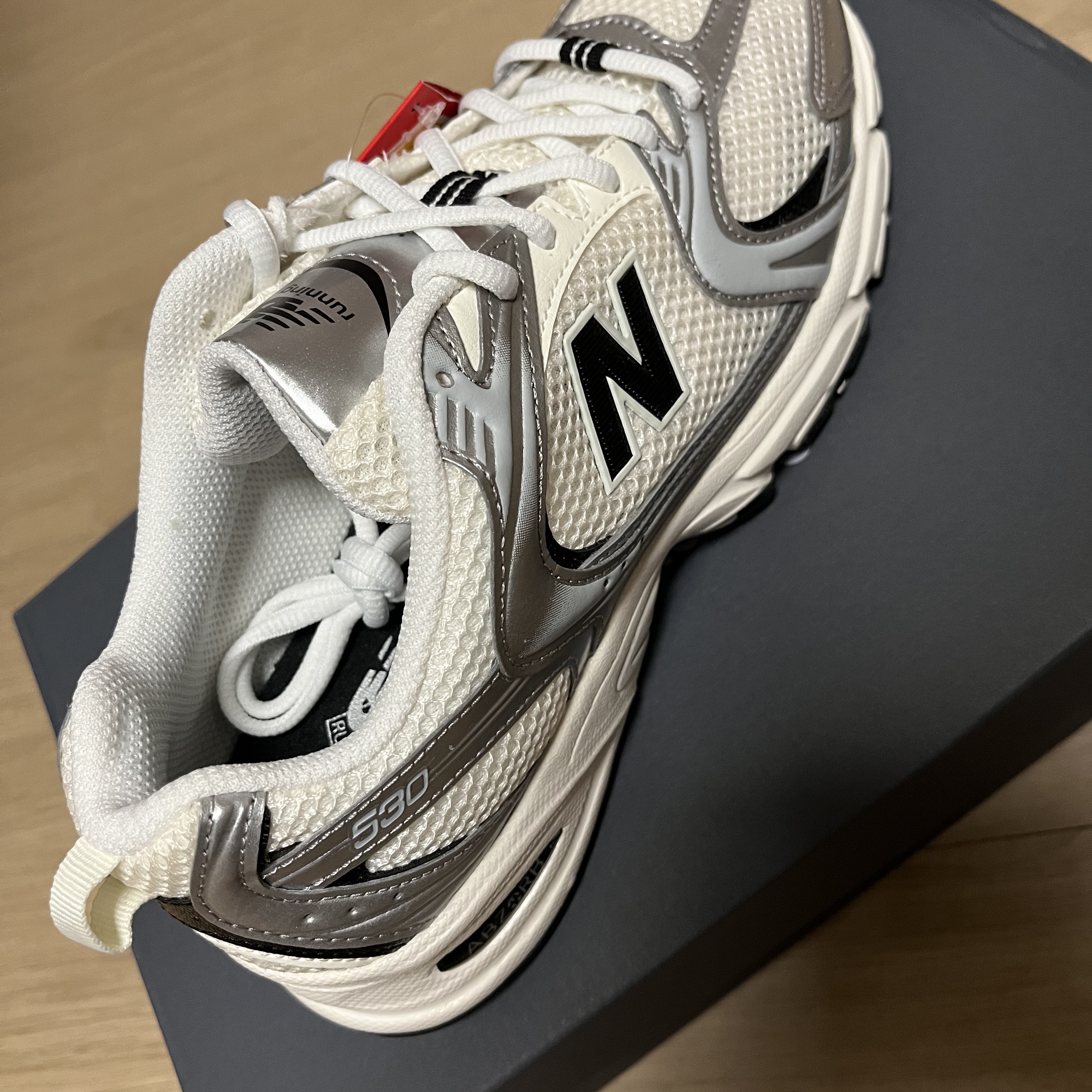 New Balance 530 Angora Cream Silver 착용 스타일