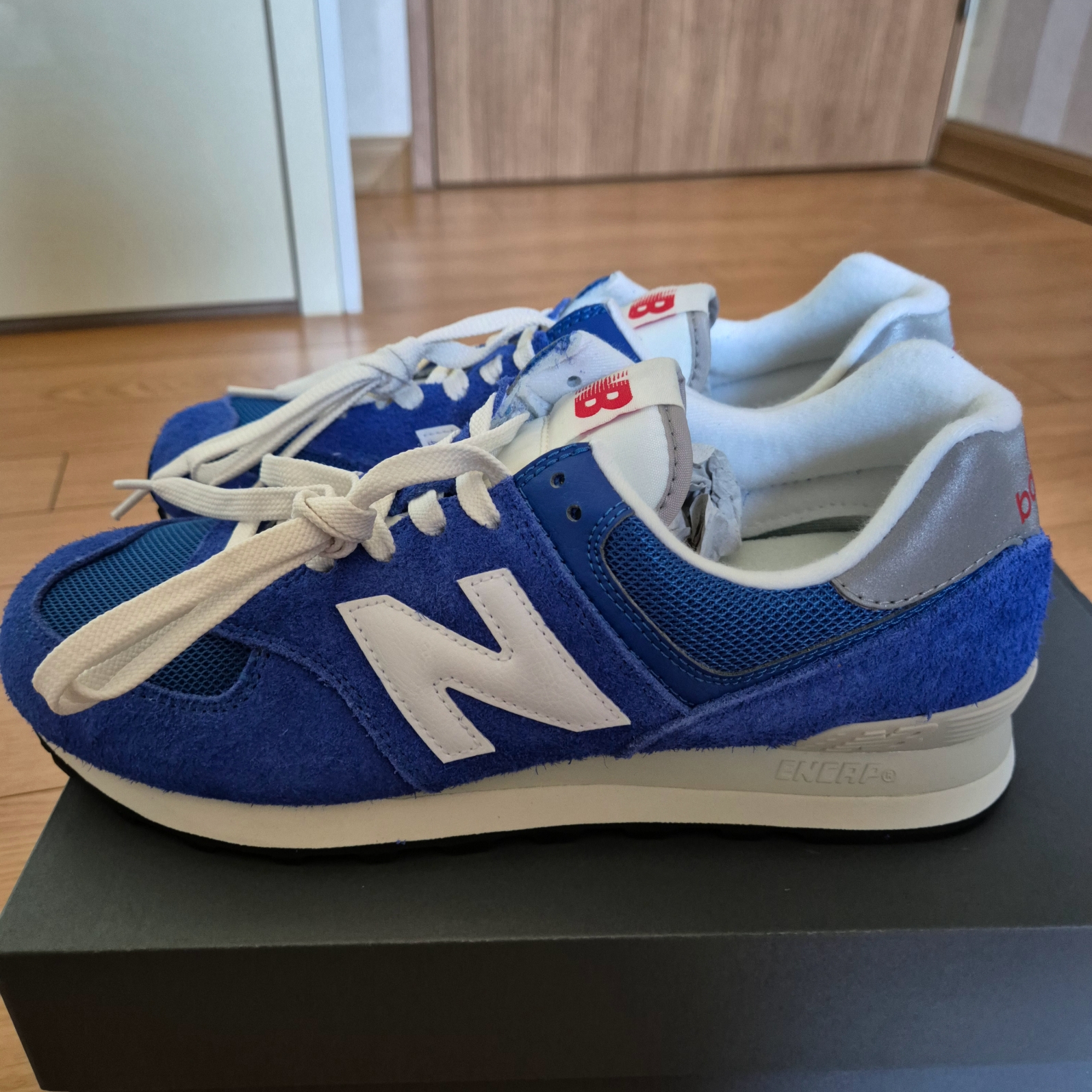 New Balance 574 Heritage Blue White 착용 스타일 - 2