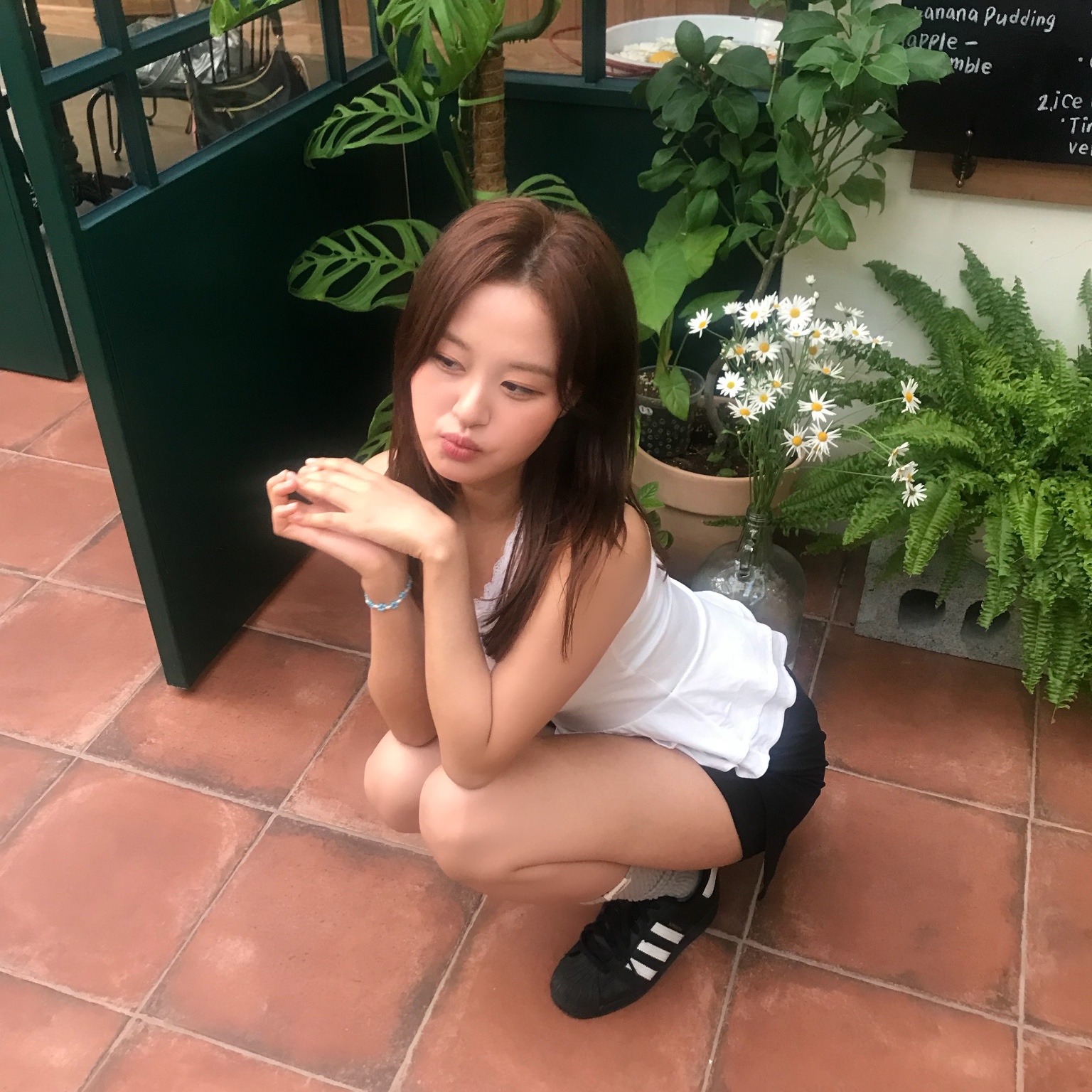 Adidas Superstar Core Black White 착용 스타일 - 3