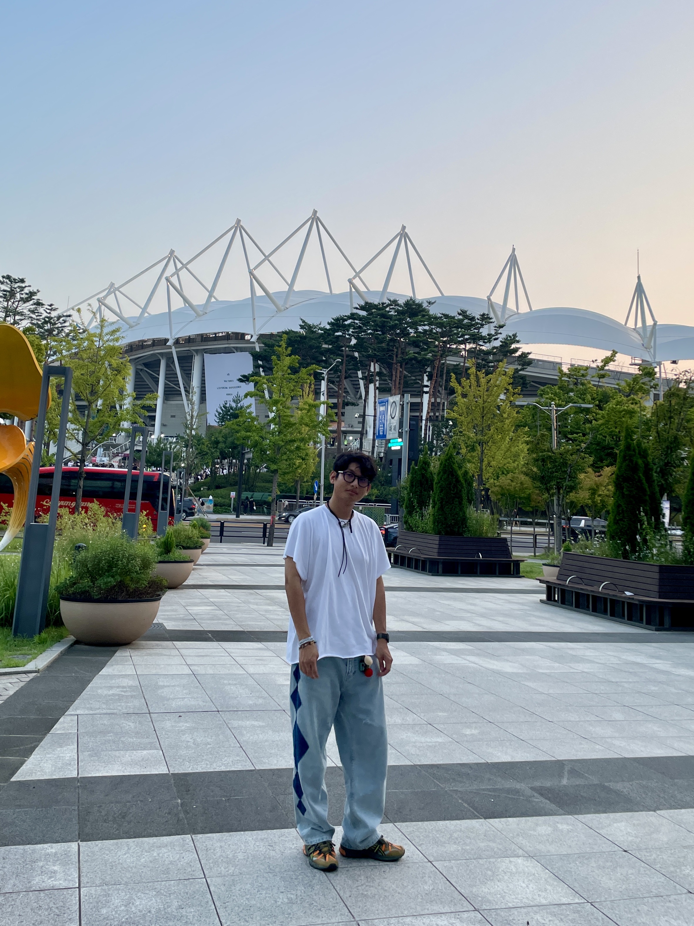 Yeezy Two Box T-Shirt White (Vultures Listening Experience Korea Exclusive), Our Legacy Ladon Leather Keychain Alaska Blue 착용 스타일 - 2