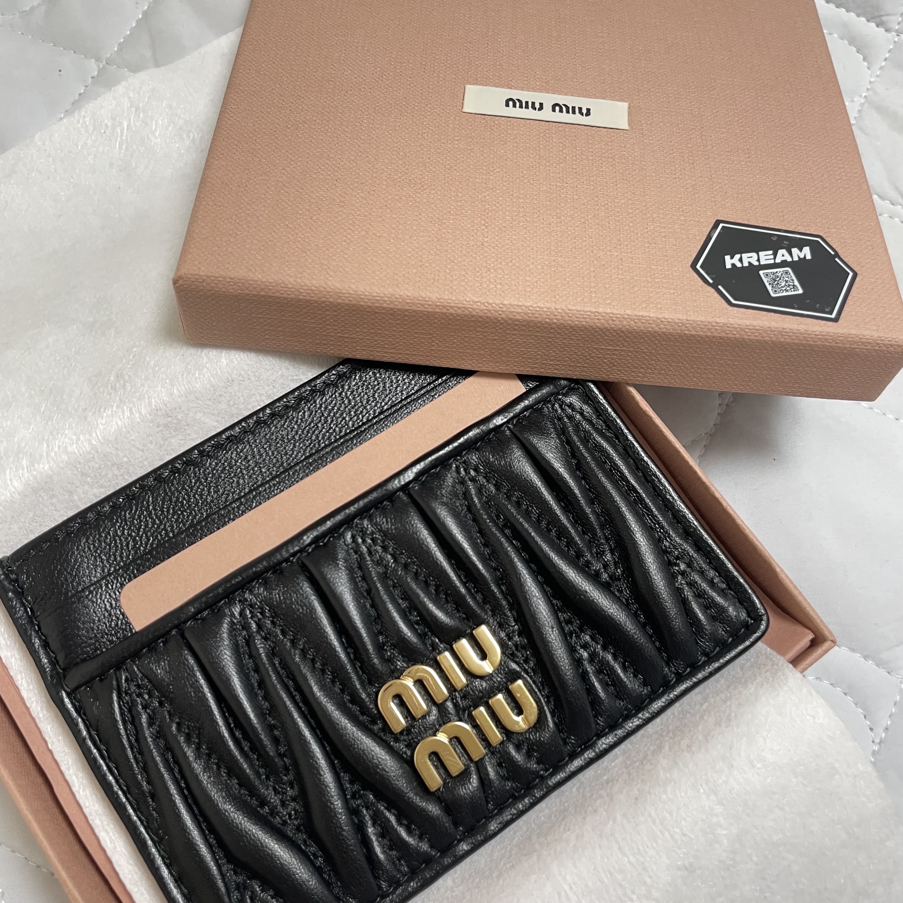 Miu Miu Matelasse Nappa Leather Card Holder Black 착용 스타일