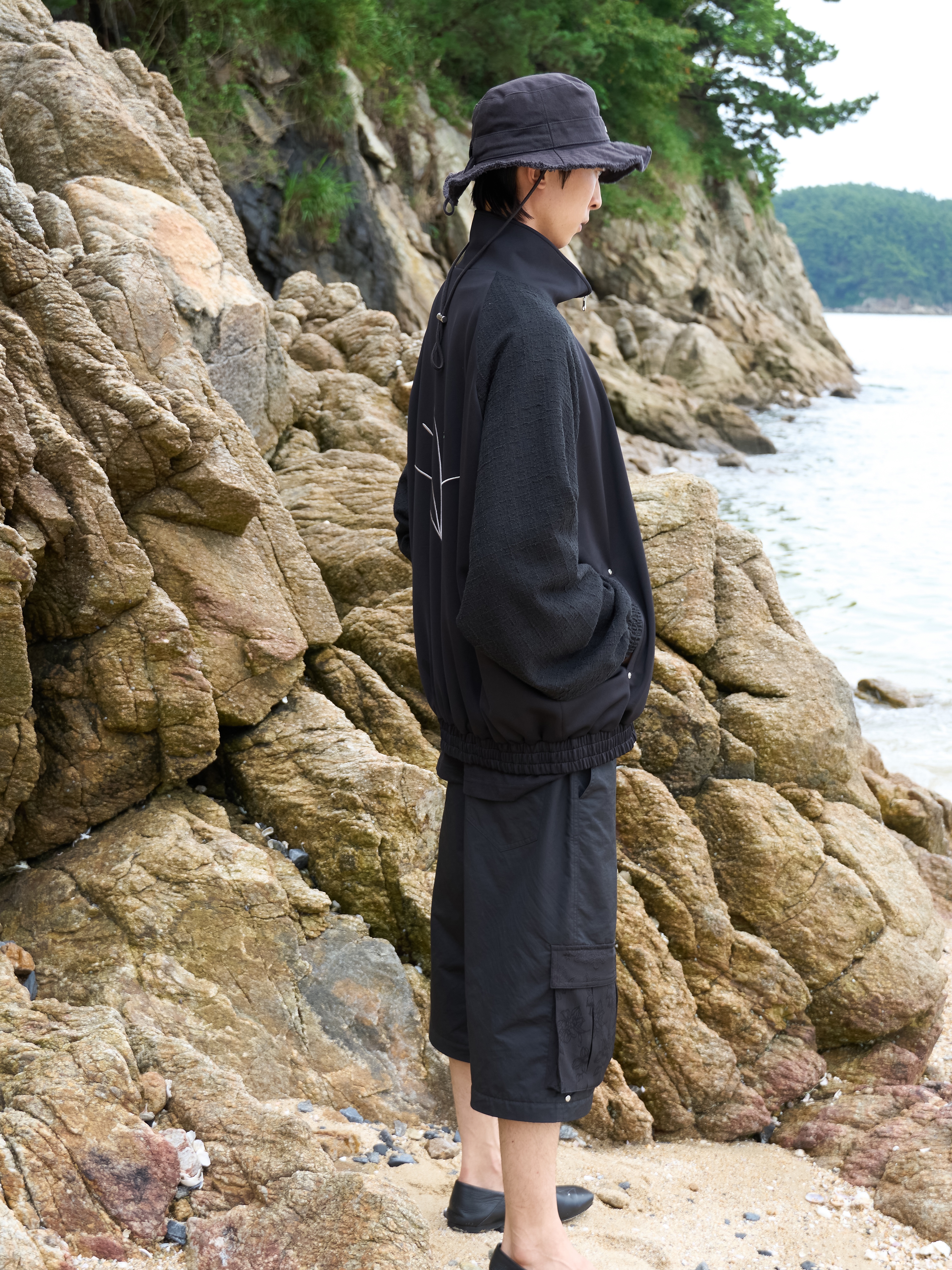 Jacquemus Le Bob Artichaut Bucket Hat Black 착용 스타일 - 1