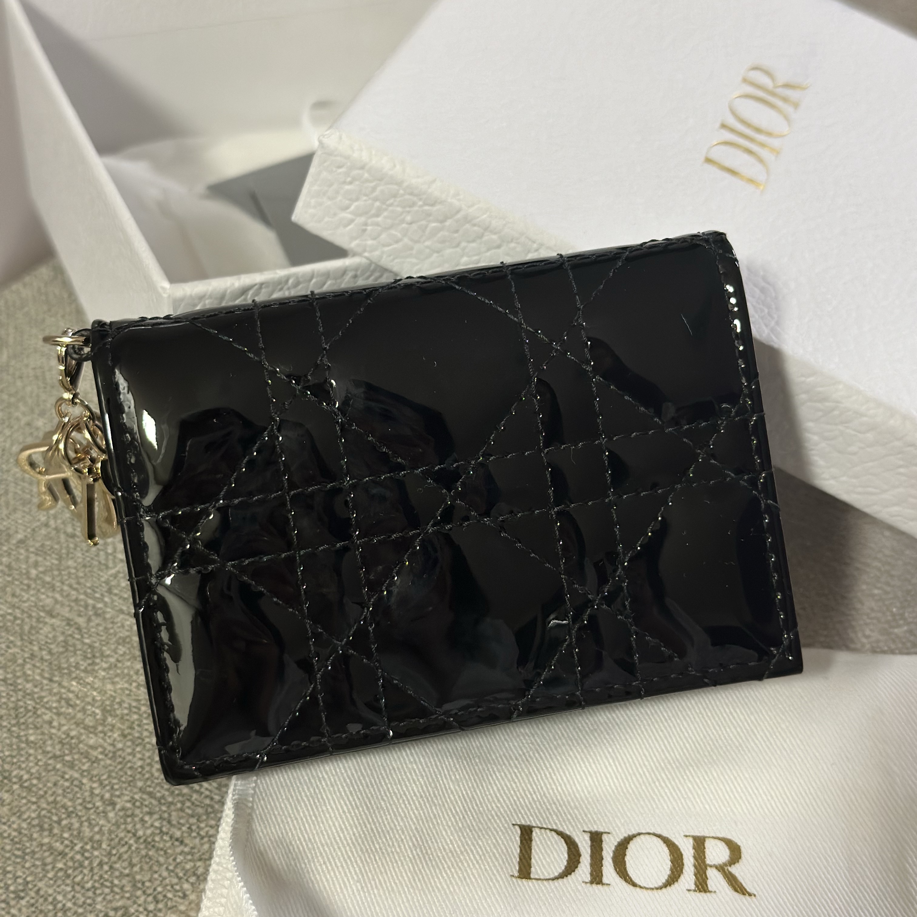 Dior Lady Flap Card Holder Patent Cannage Calfskin Black 착용 스타일