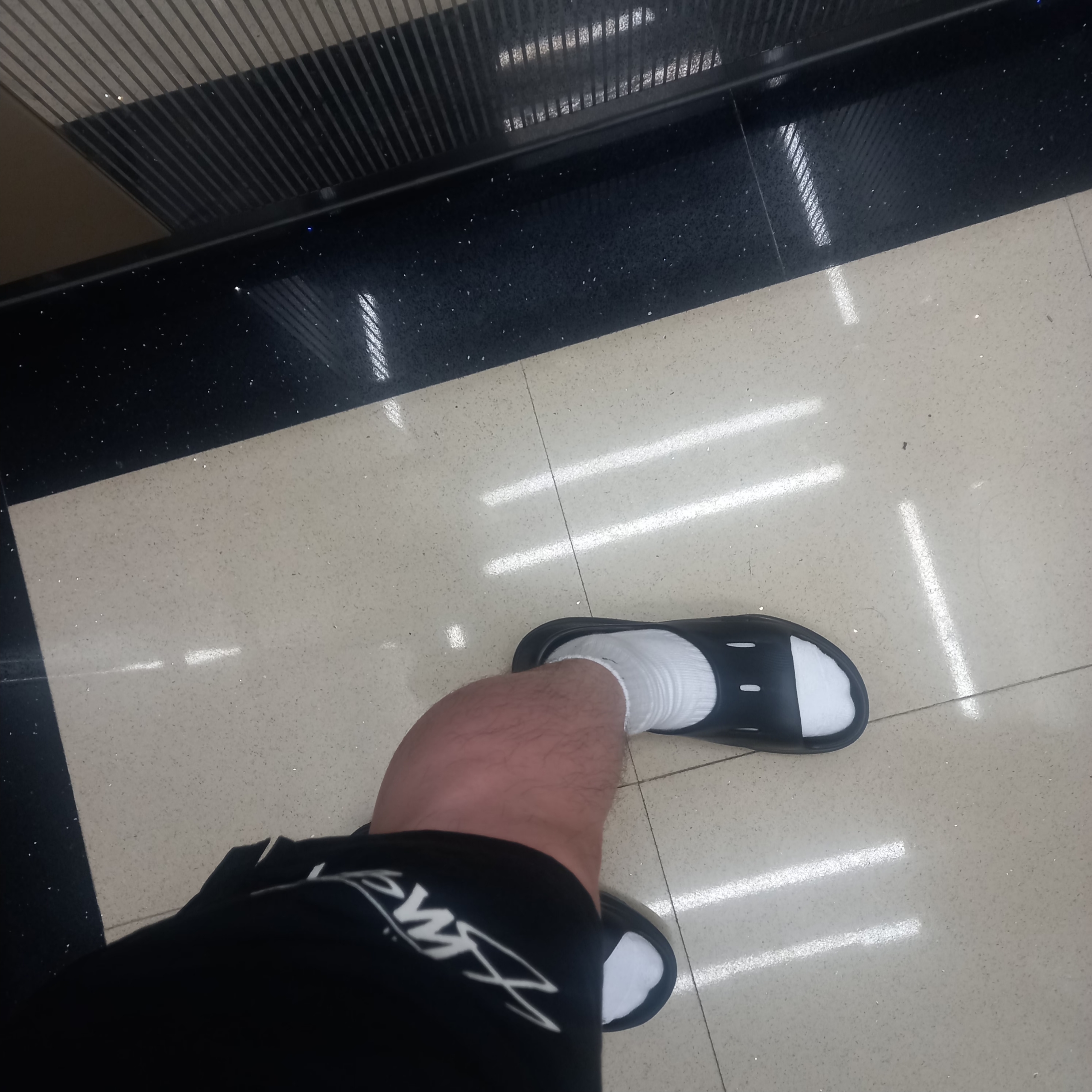 Hoka Ora Recovery Slide 3 Black, Nike x Stussy Shorts Black (FJ9167-010) 착용 스타일 - 9