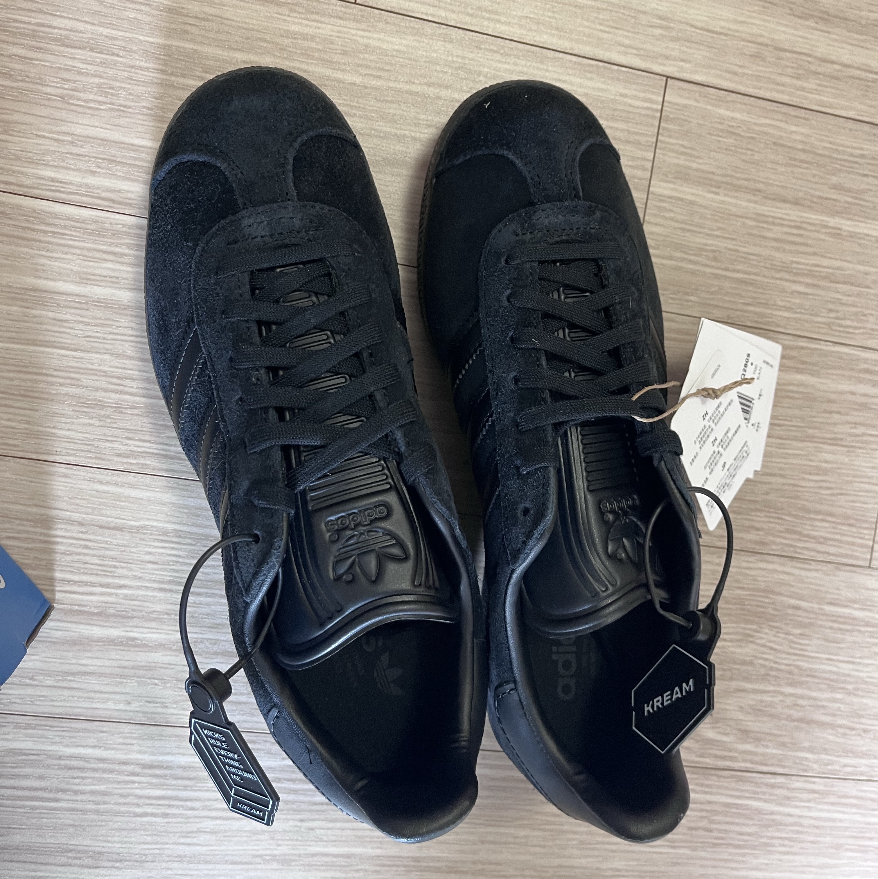 Adidas Gazelle Triple Black 착용 스타일