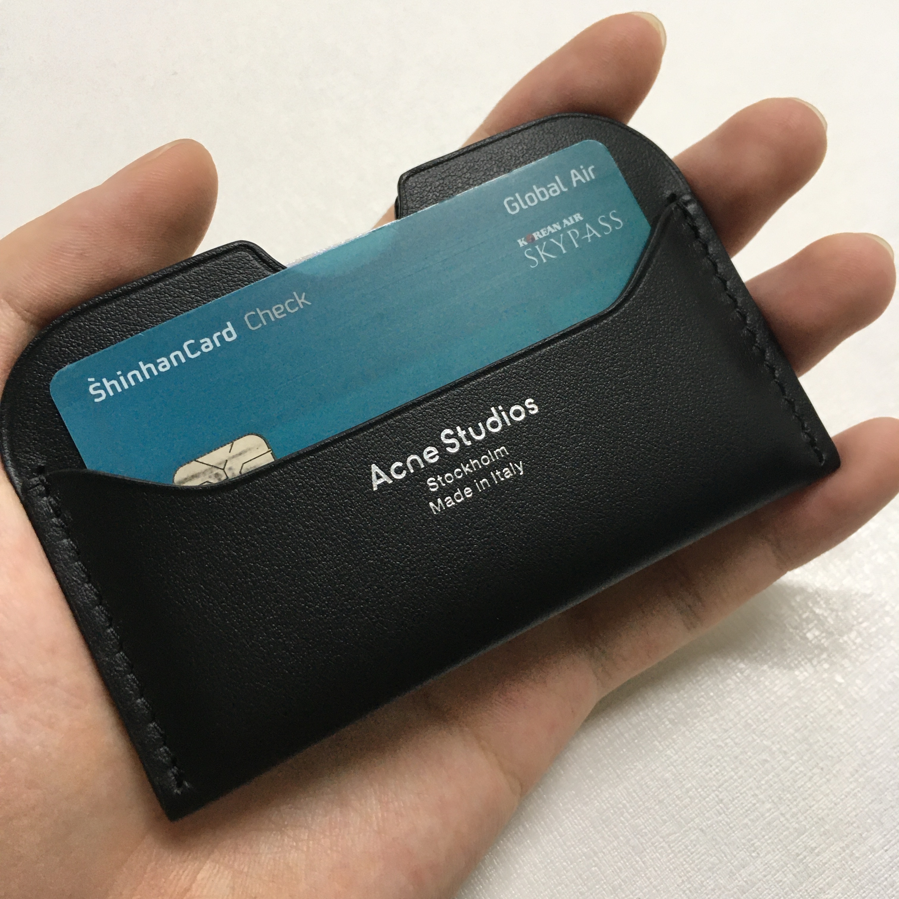 Acne Studios Elmas Card Holder Black 착용 스타일