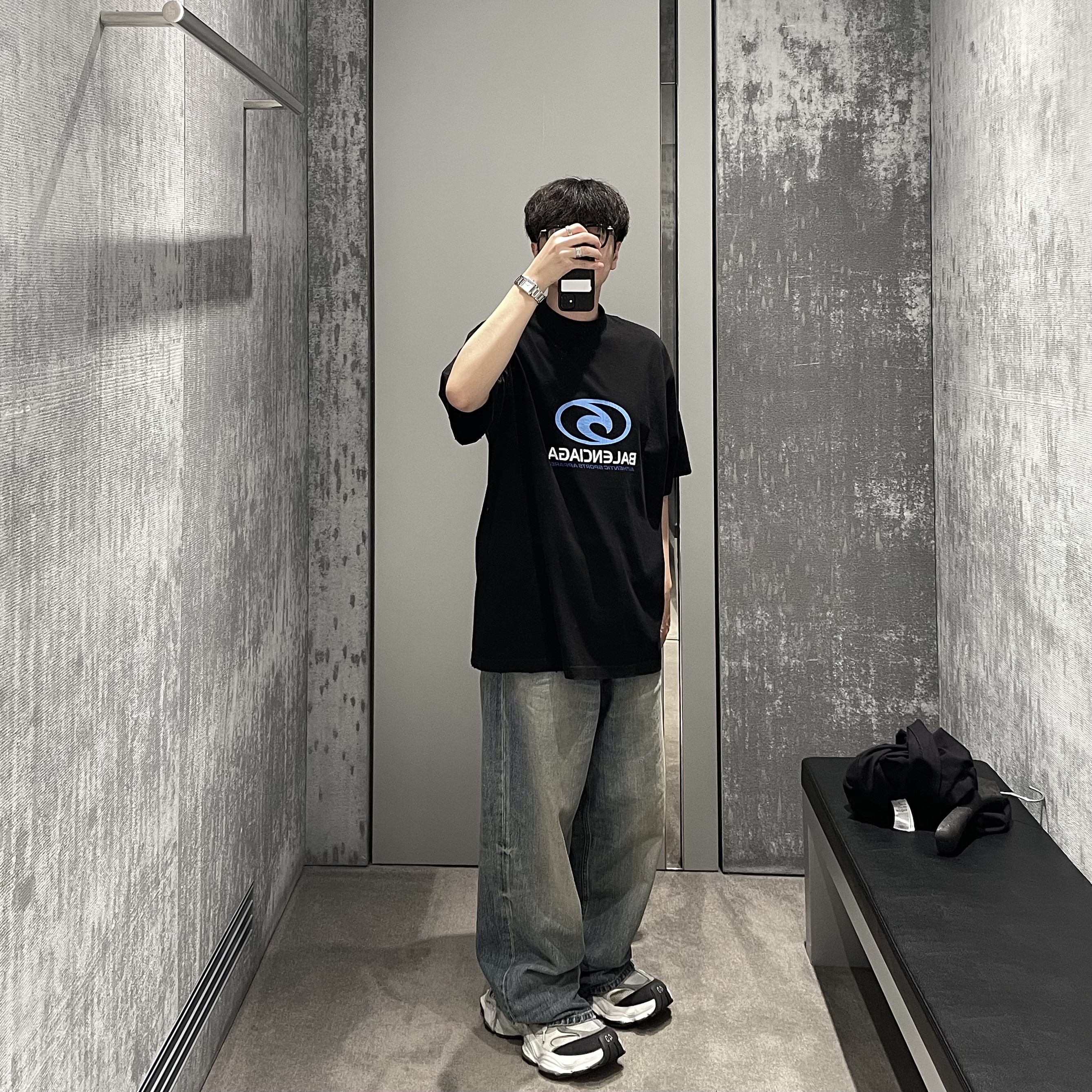 Balenciaga Surfer Cracked Logo T-Shirt Black Blue, Balenciaga Oversized Baggy Pants Light Blue 착용 스타일 - 1