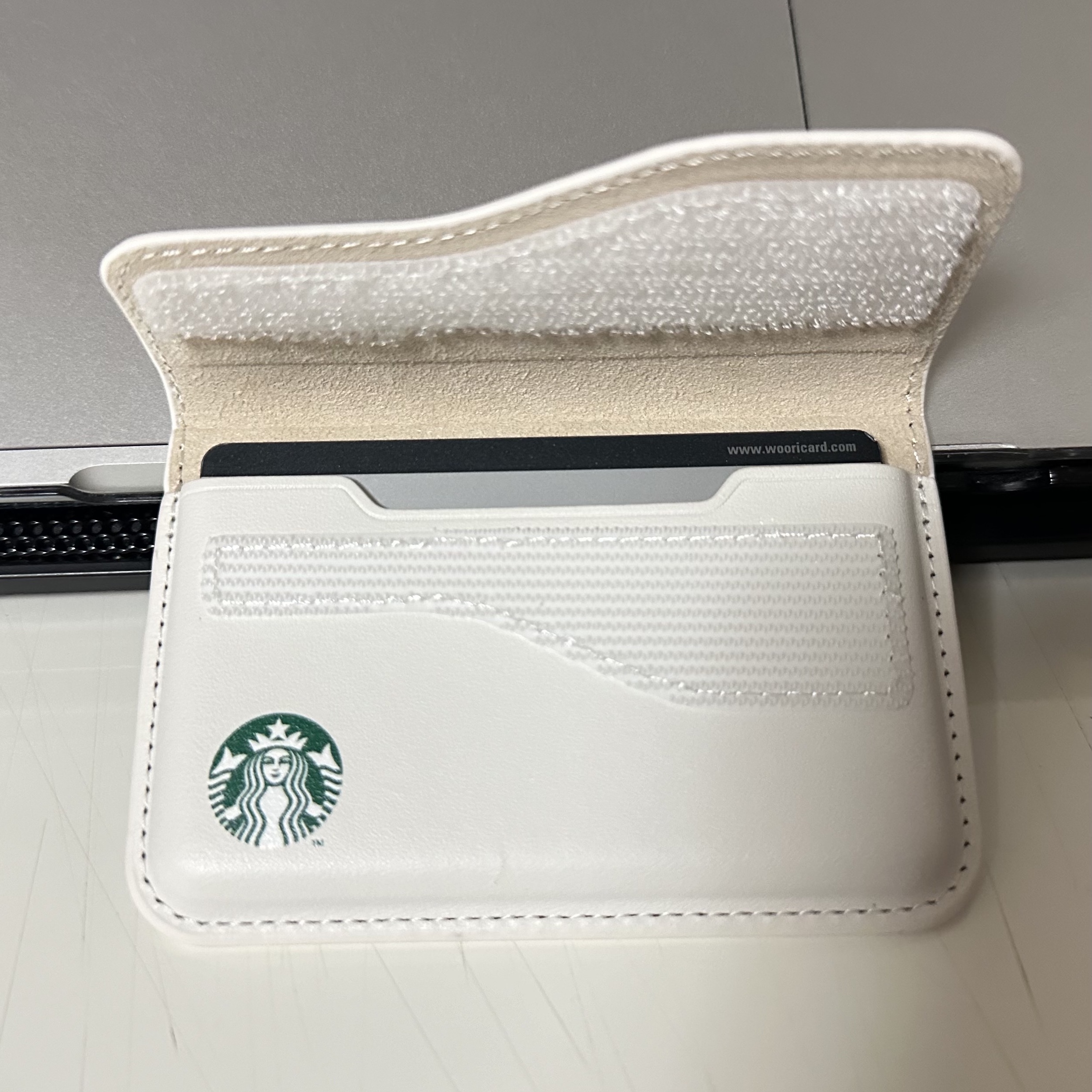 Starbucks Magsafe Magnetic Card Wallet Ivory 착용 스타일