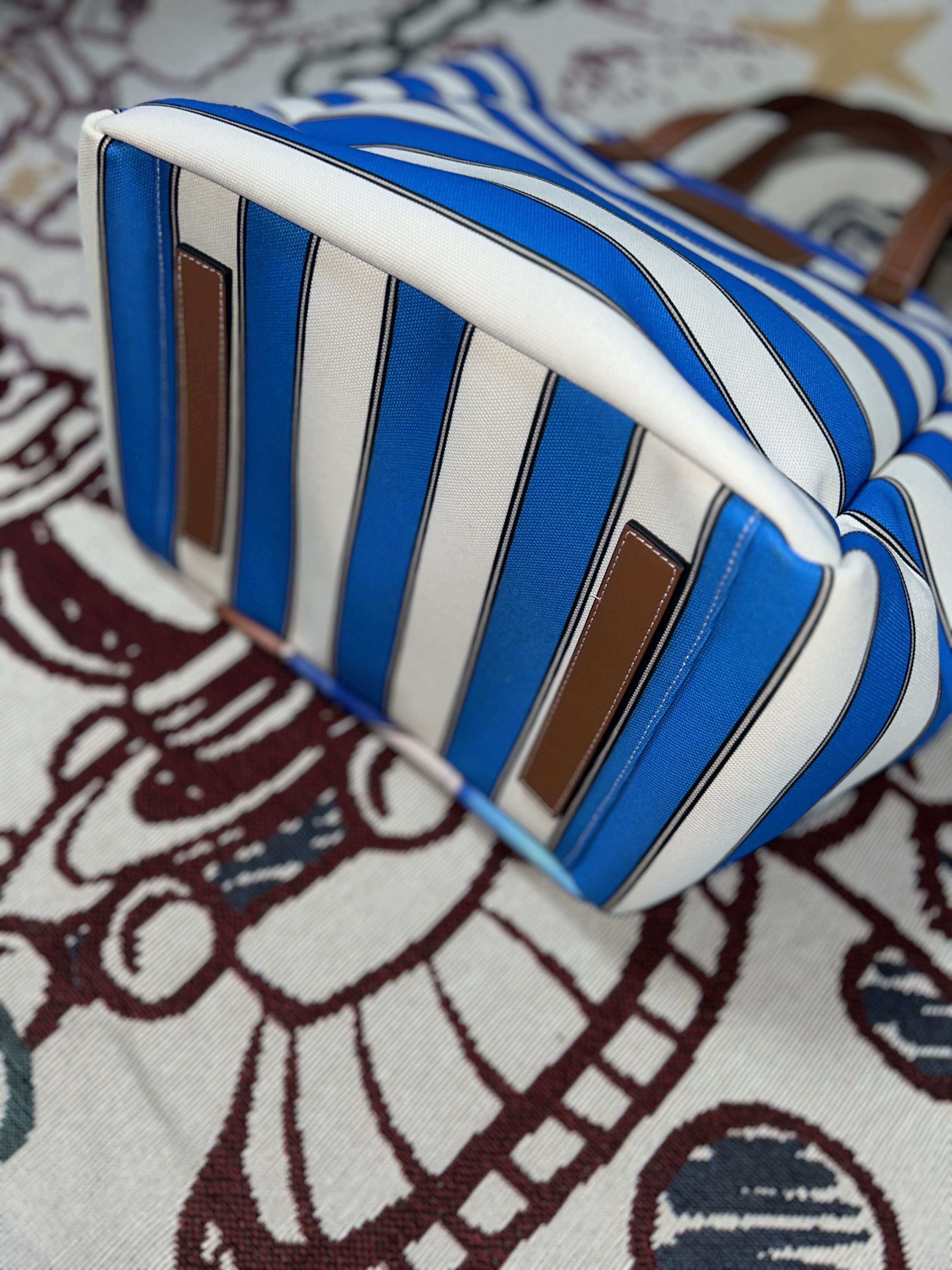 JW Anderson Belt Logo Tote Bag Blue White 착용 스타일 - 5
