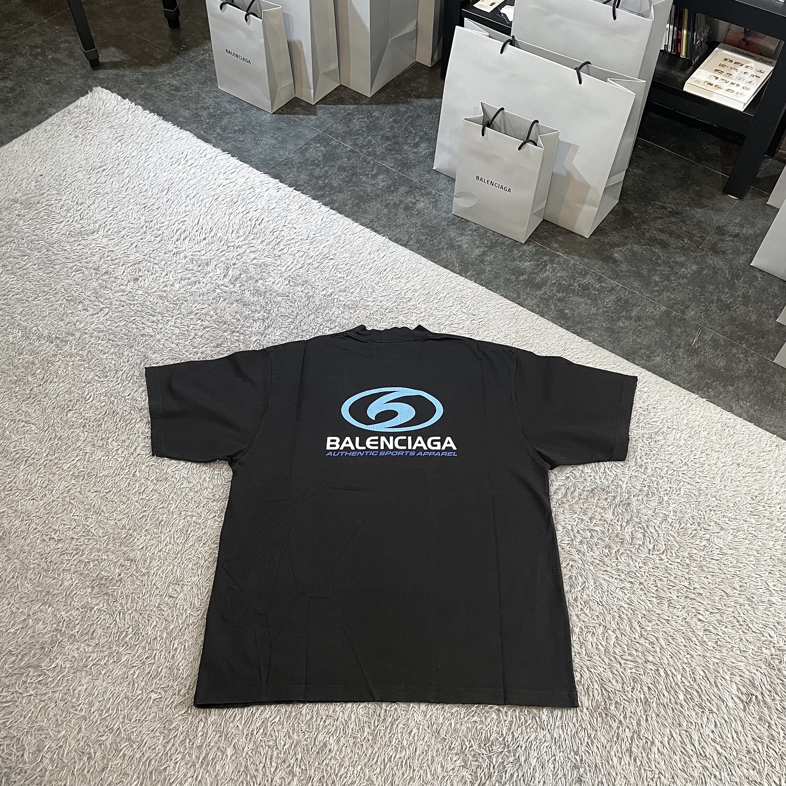 Balenciaga Surfer Cracked Logo T-Shirt Black Blue, Balenciaga Oversized Baggy Pants Light Blue 착용 스타일 - 3