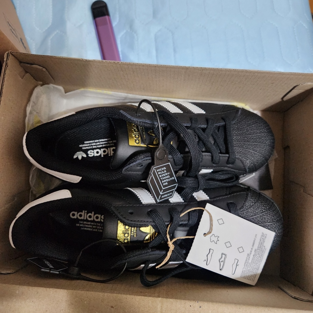 (J) Adidas Superstar Black White 착용 스타일