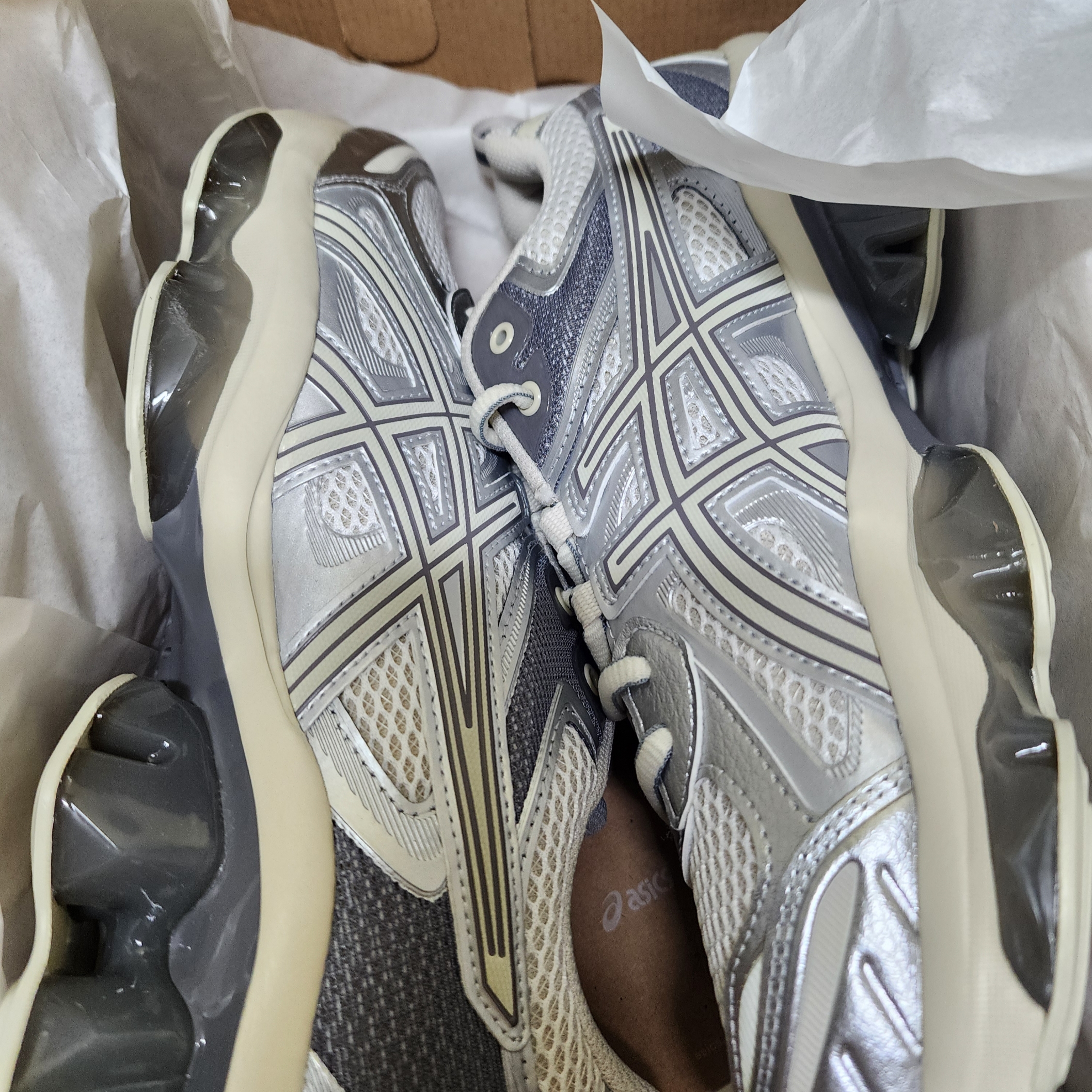 Asics Gel-Quantum Kinetic White Light Dust 착용 스타일