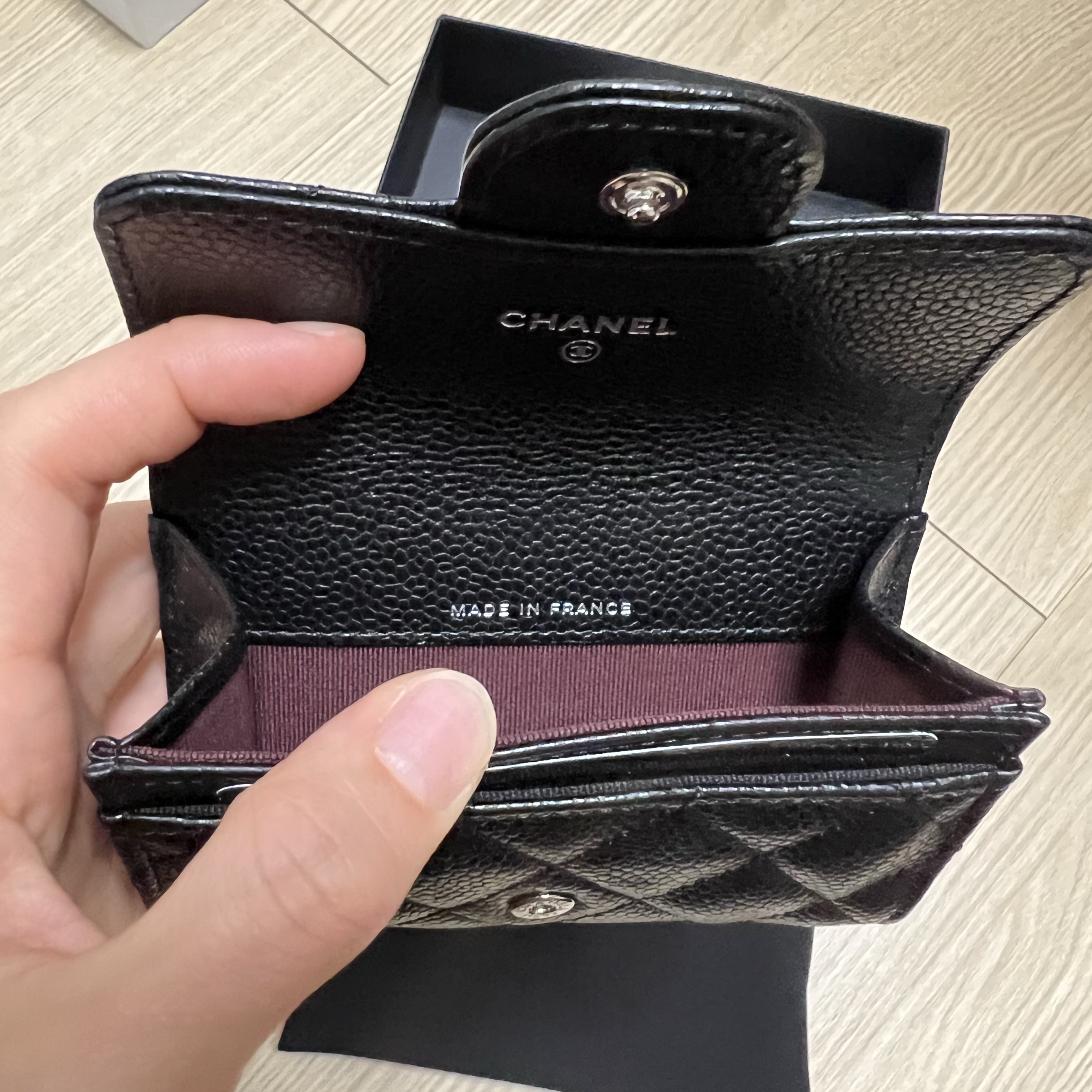 Chanel Classic Card Holder Grained Calfskin & Silver Black 착용 스타일 - 7