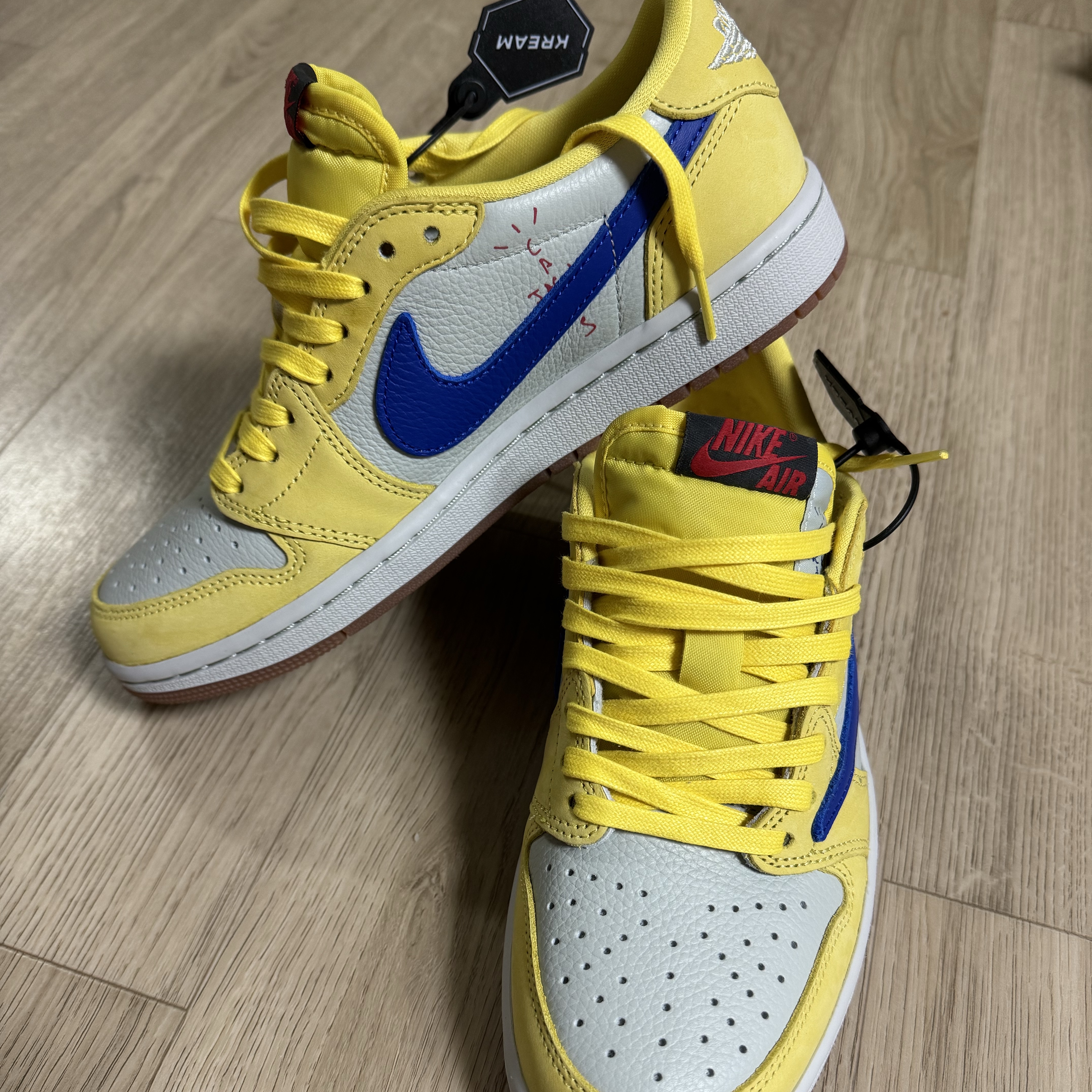 (W) Jordan 1 x Travis Scott Retro Low OG SP Canary 착용 스타일 - 2