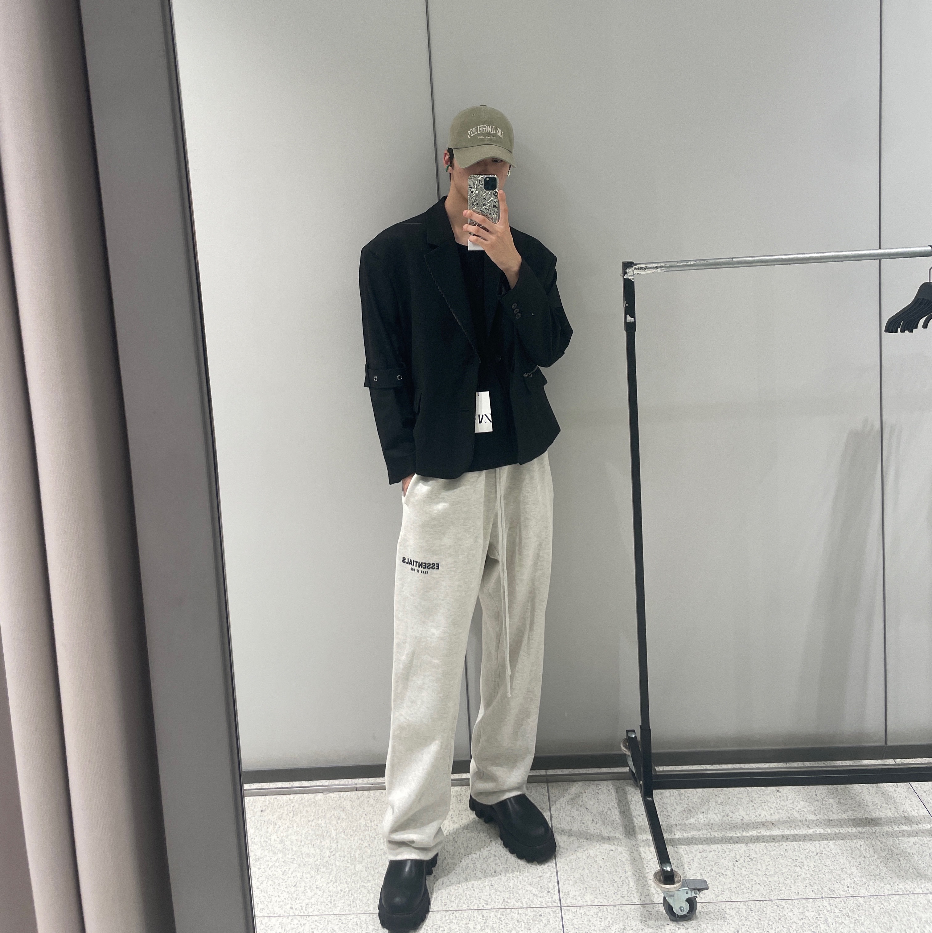 Essentials The Core Collection Relaxed Sweatpants Light Oatmeal 착용 스타일