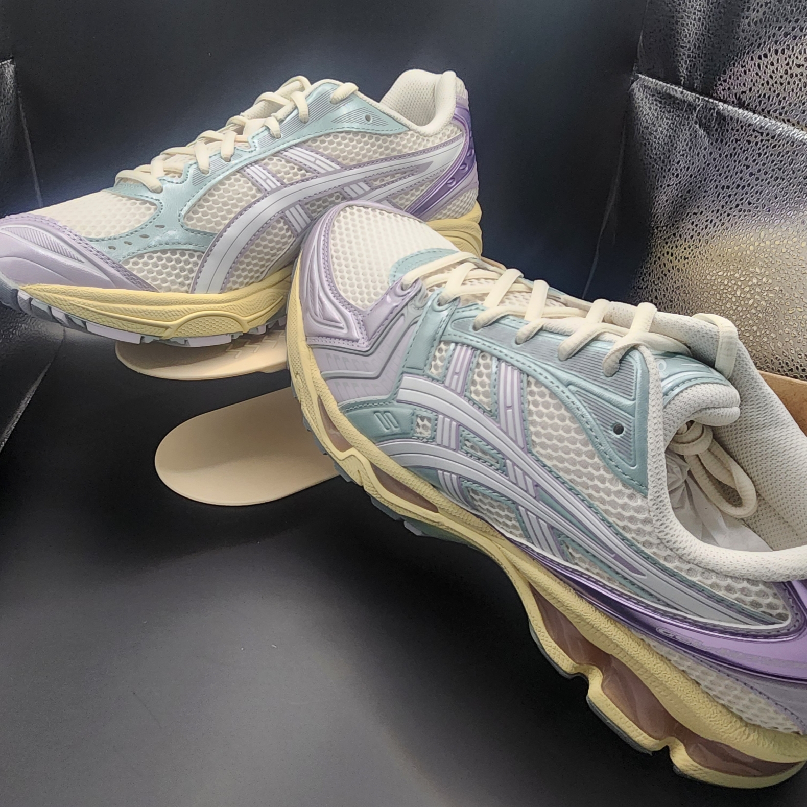 Asics Gel-Kayano 14 Cream Dusk Violet 착용 스타일 - 7