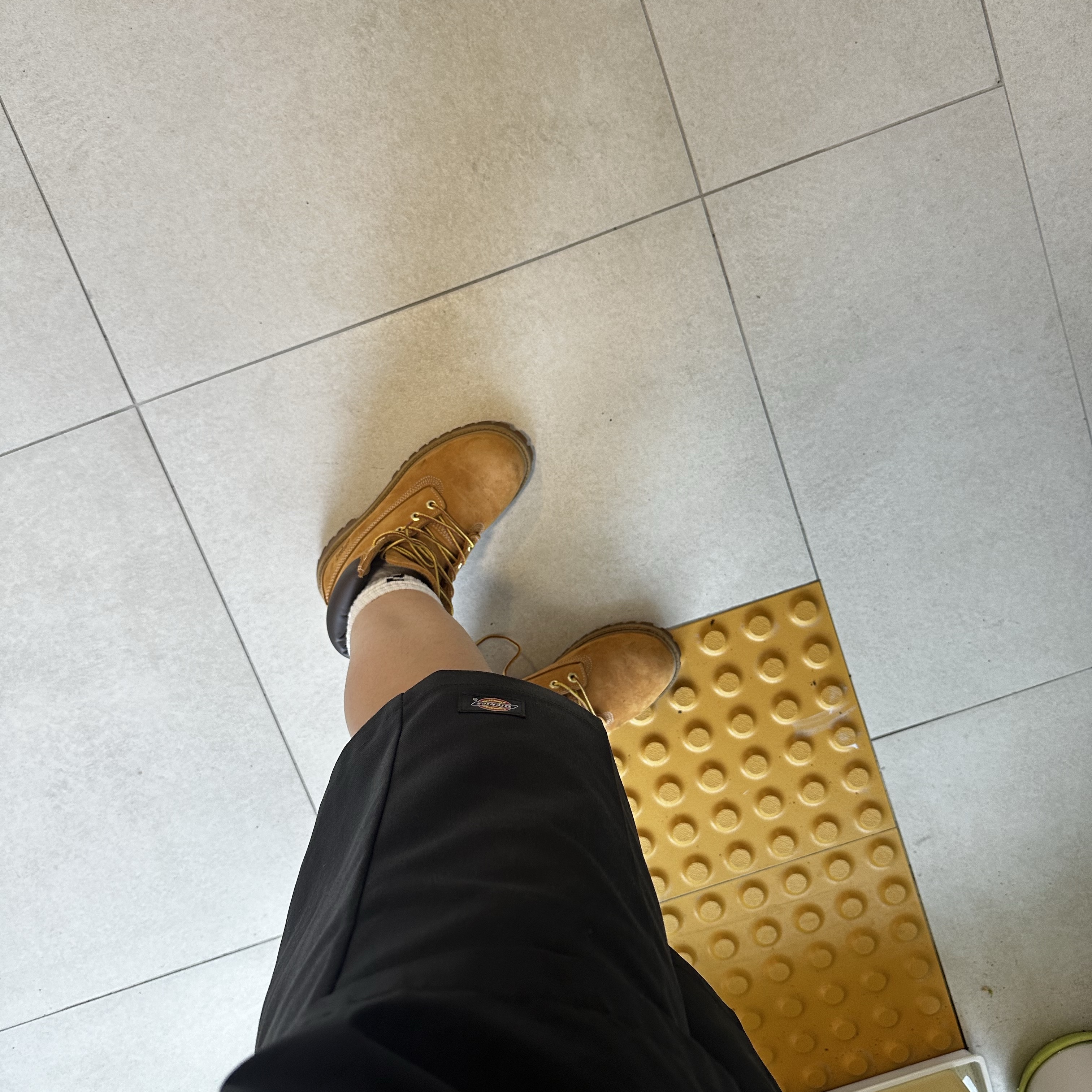 (W) Timberland 6 Inch Premium Waterproof Boot Wheat Nubuck - Wide, Dickies Loose Fit 13 Inch Flat Front Work Shorts Black 착용 스타일 - 2