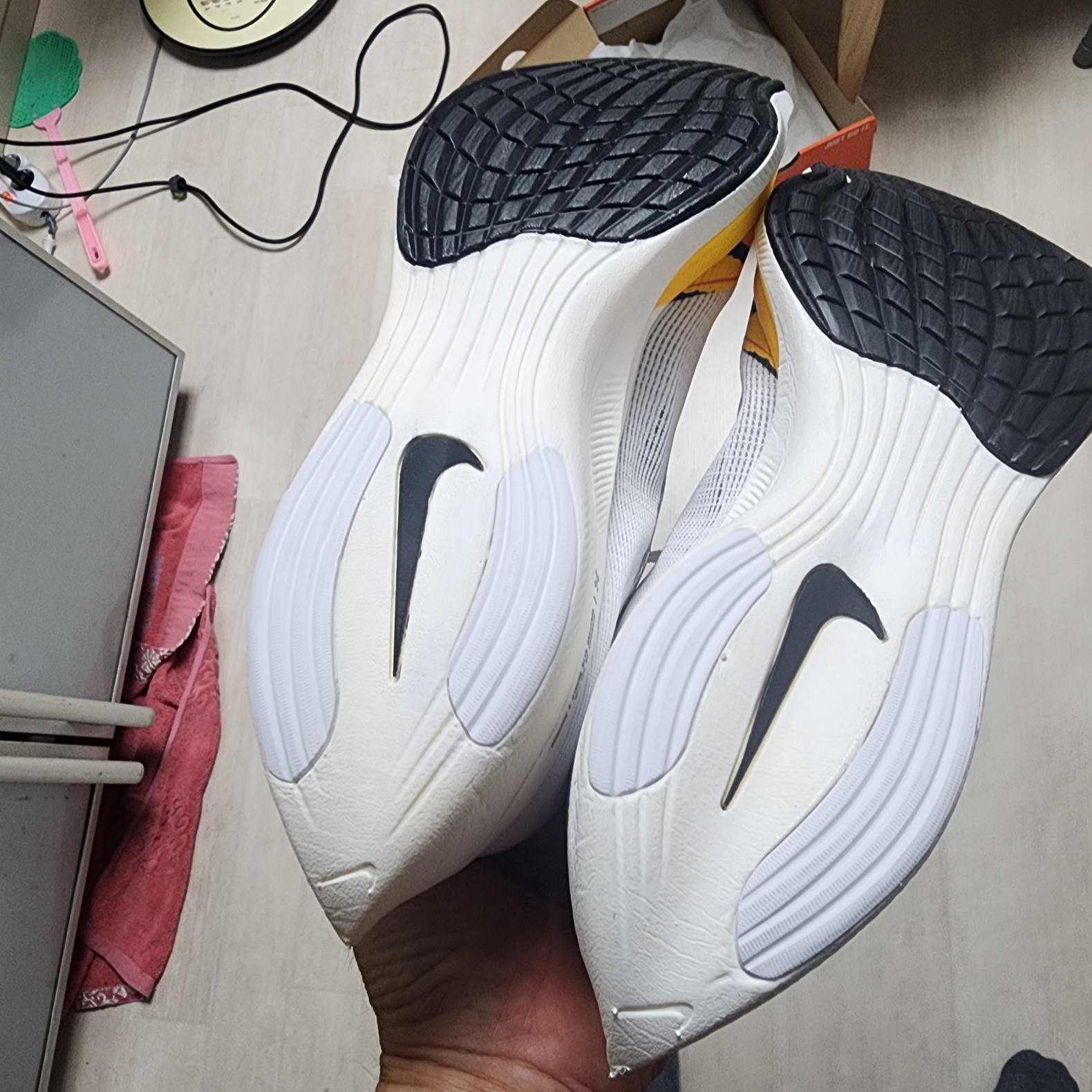 Nike ZoomX Vaporfly Next% 2 BRS White University Gold 착용 스타일 - 2