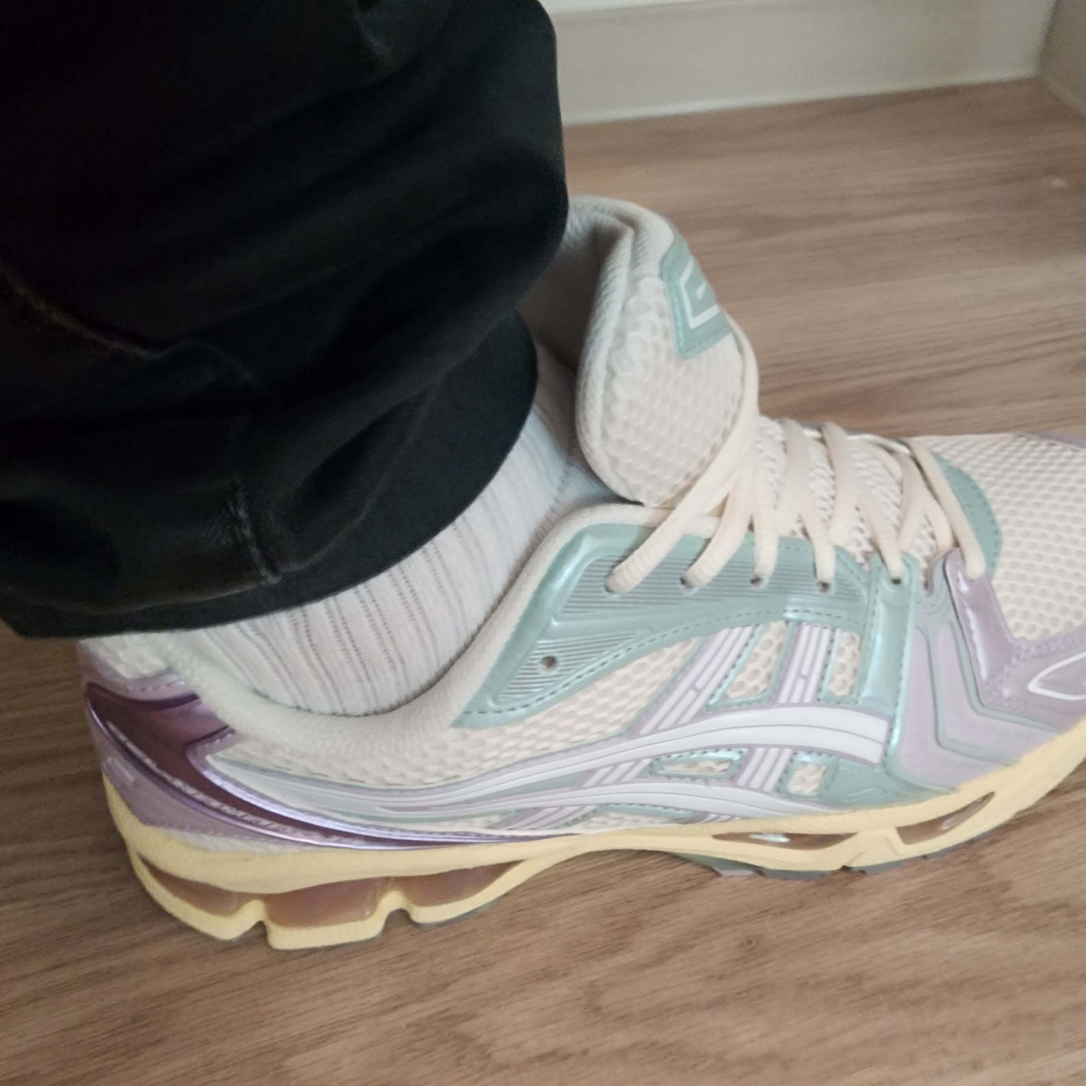 Asics Gel-Kayano 14 Cream Dusk Violet 착용 스타일 - 2